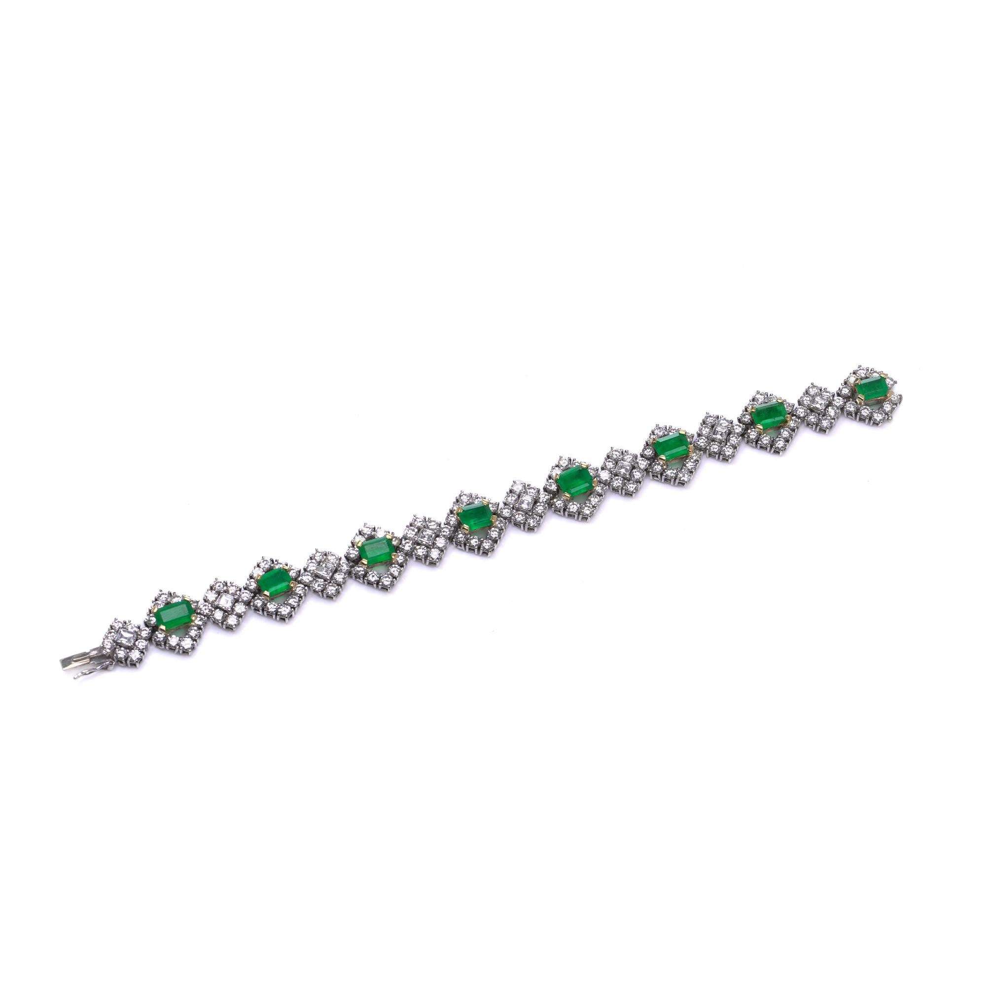 Bracelet en or blanc 18kt émeraudes et diamants - 8ct diamants, 4ct émeraudes
Circa 1970's

Un exquis bracelet vintage en or blanc 18kt, serti de huit émeraudes vives, chacune pesant environ 0,50 carats, et encadré par un total de 152 diamants