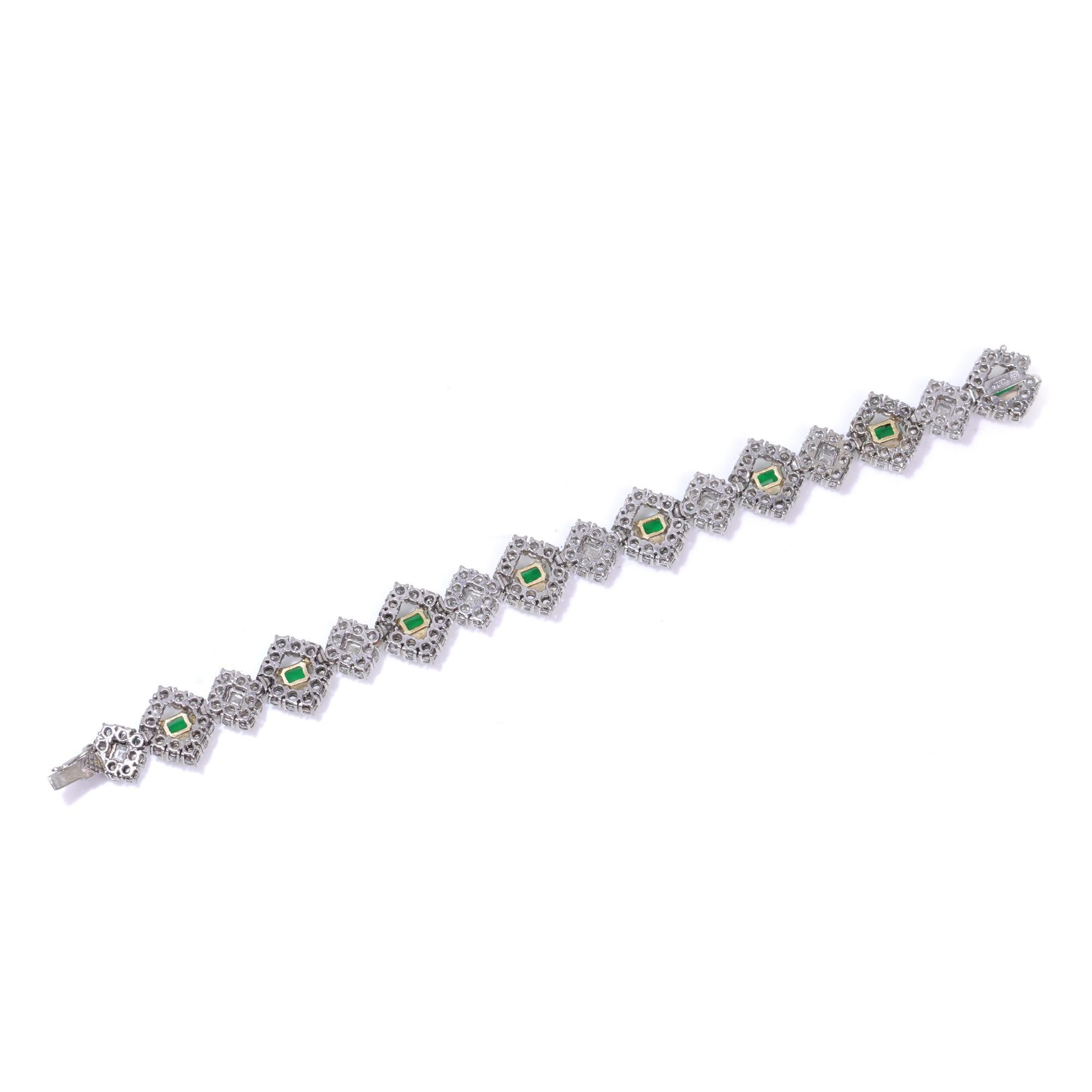 Bracelet en or blanc 18kt émeraudes et diamants - 8ct diamants, 4ct émeraudes en vente 1