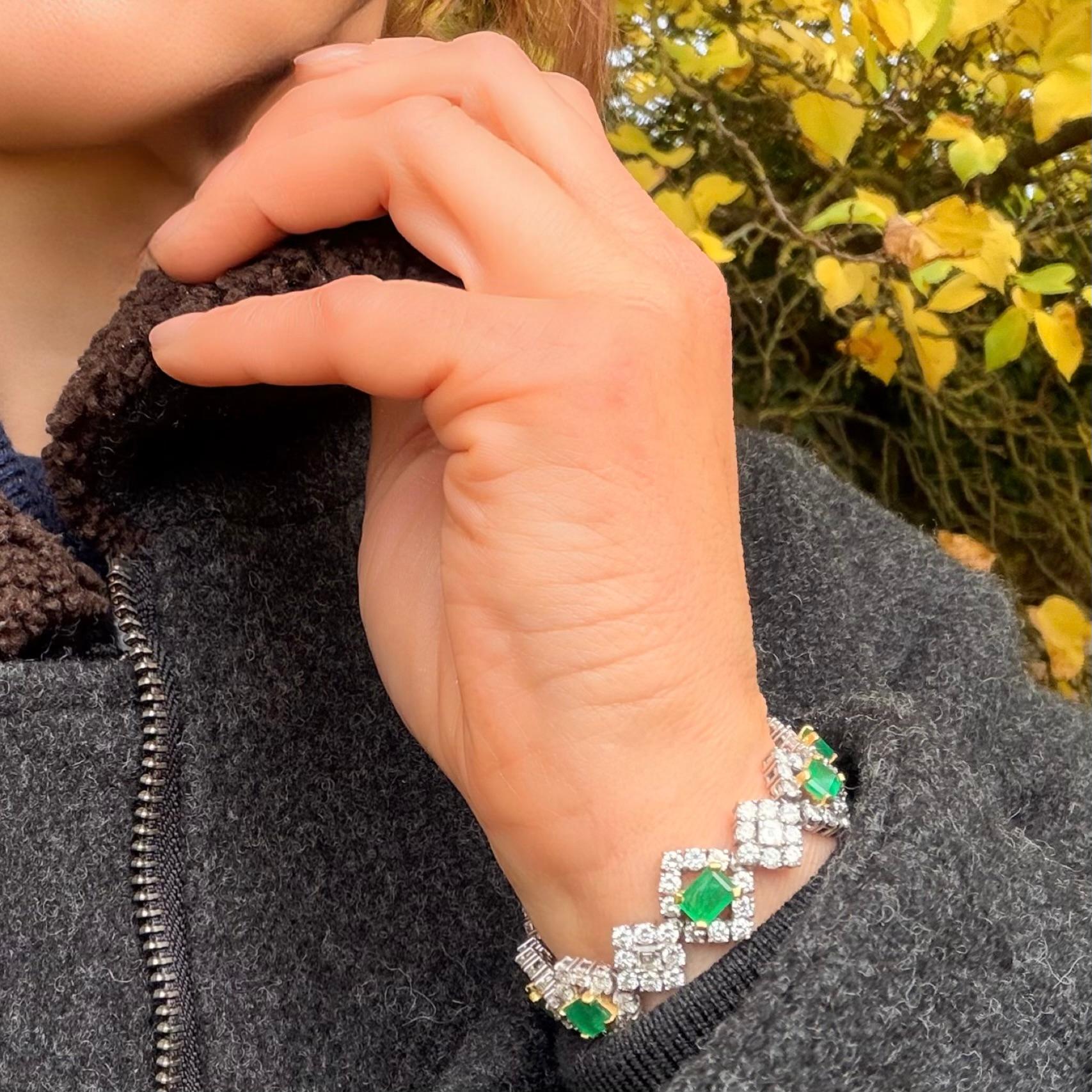 Bracelet en or blanc 18kt émeraudes et diamants - 8ct diamants, 4ct émeraudes en vente 4