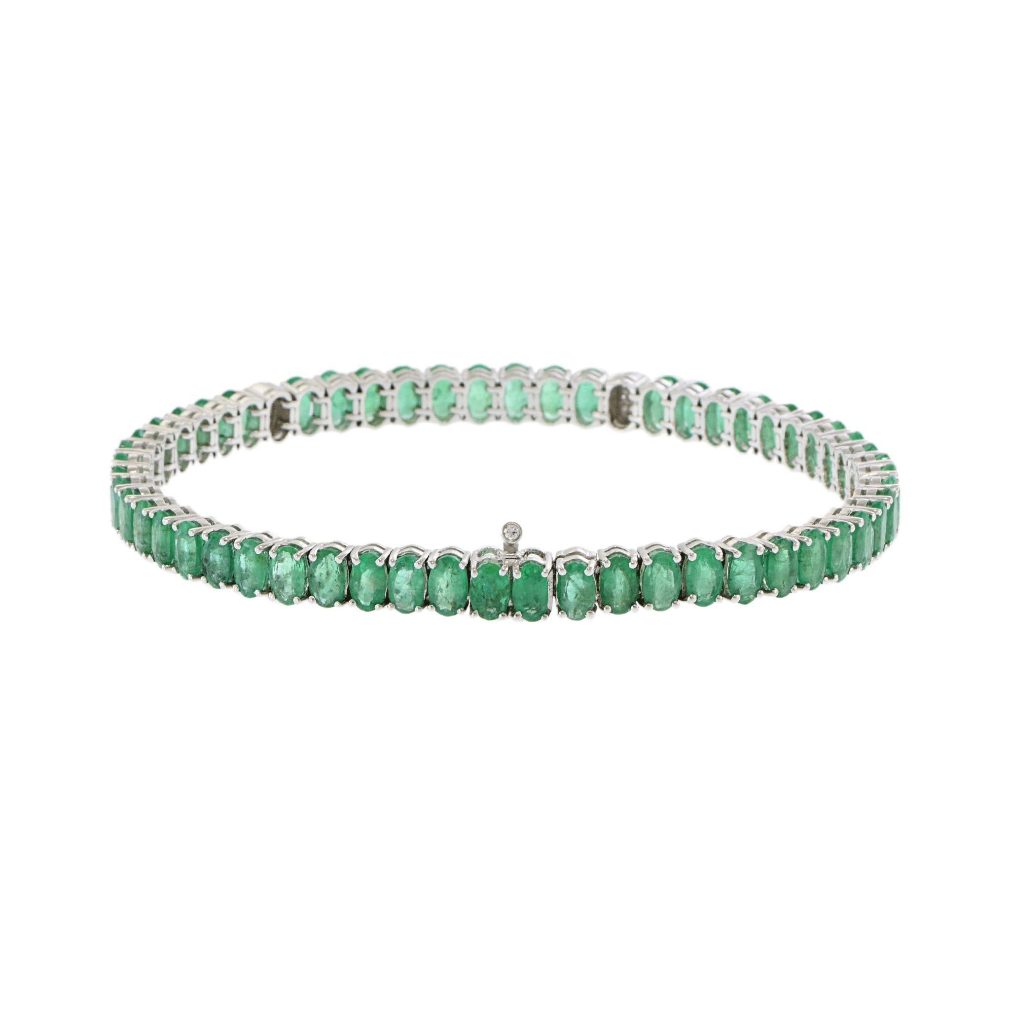 18KT White Gold Emerald and Diamond Bracelet In New Condition For Sale In New York, NY