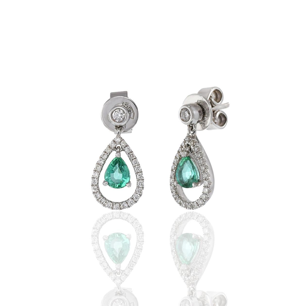18KT White Gold Emerald And Diamond Drop Earrings In New Condition For Sale In New York, NY