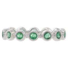 Anillo de oro blanco de 18 quilates con esmeralda y diamantes