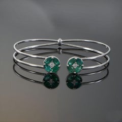 Bracciale aperto in oro bianco 18KT con smeraldo e diamante e accenti circolari a grappolo