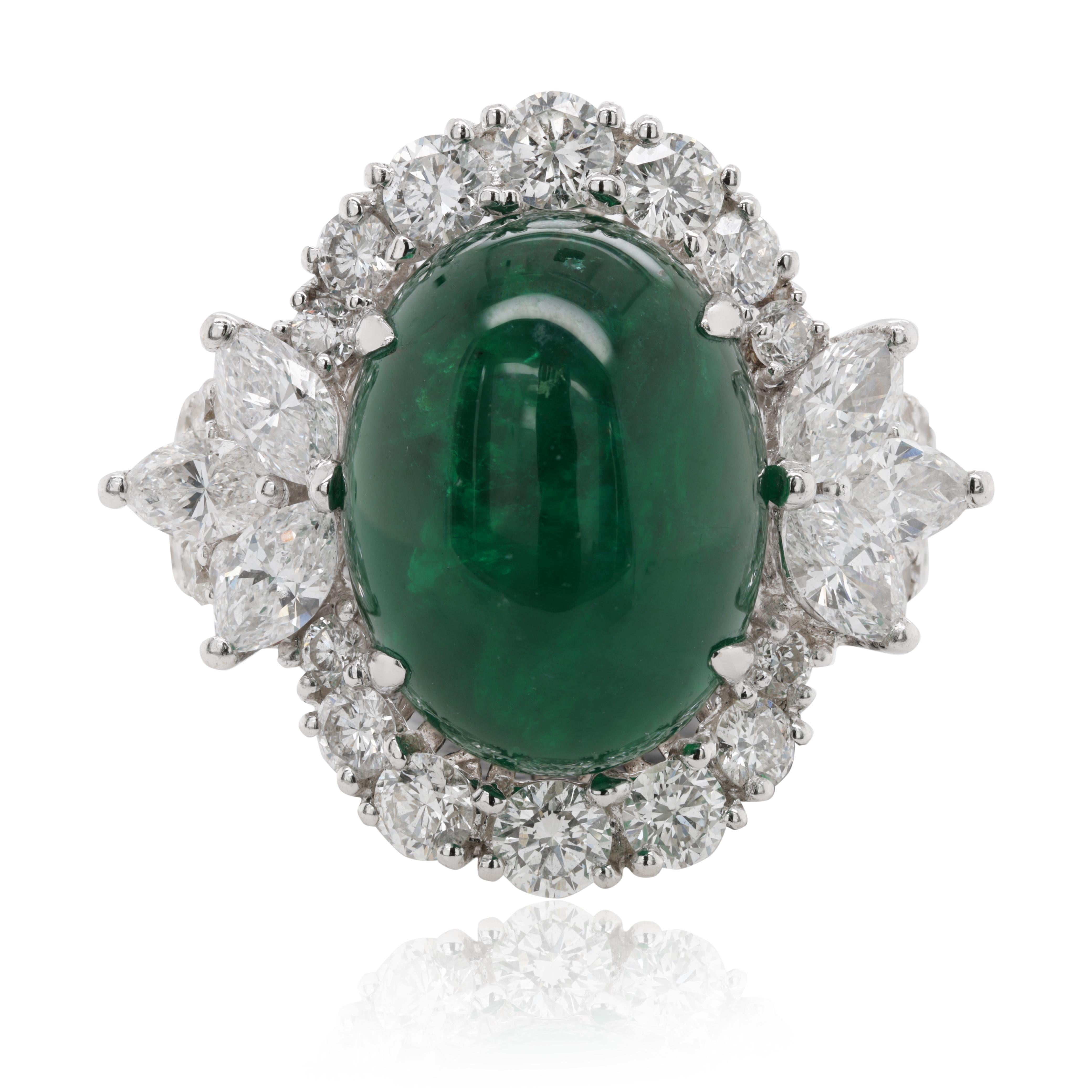18kt White Gold, Emerald and Diamond Ring In New Condition For Sale In New York, NY