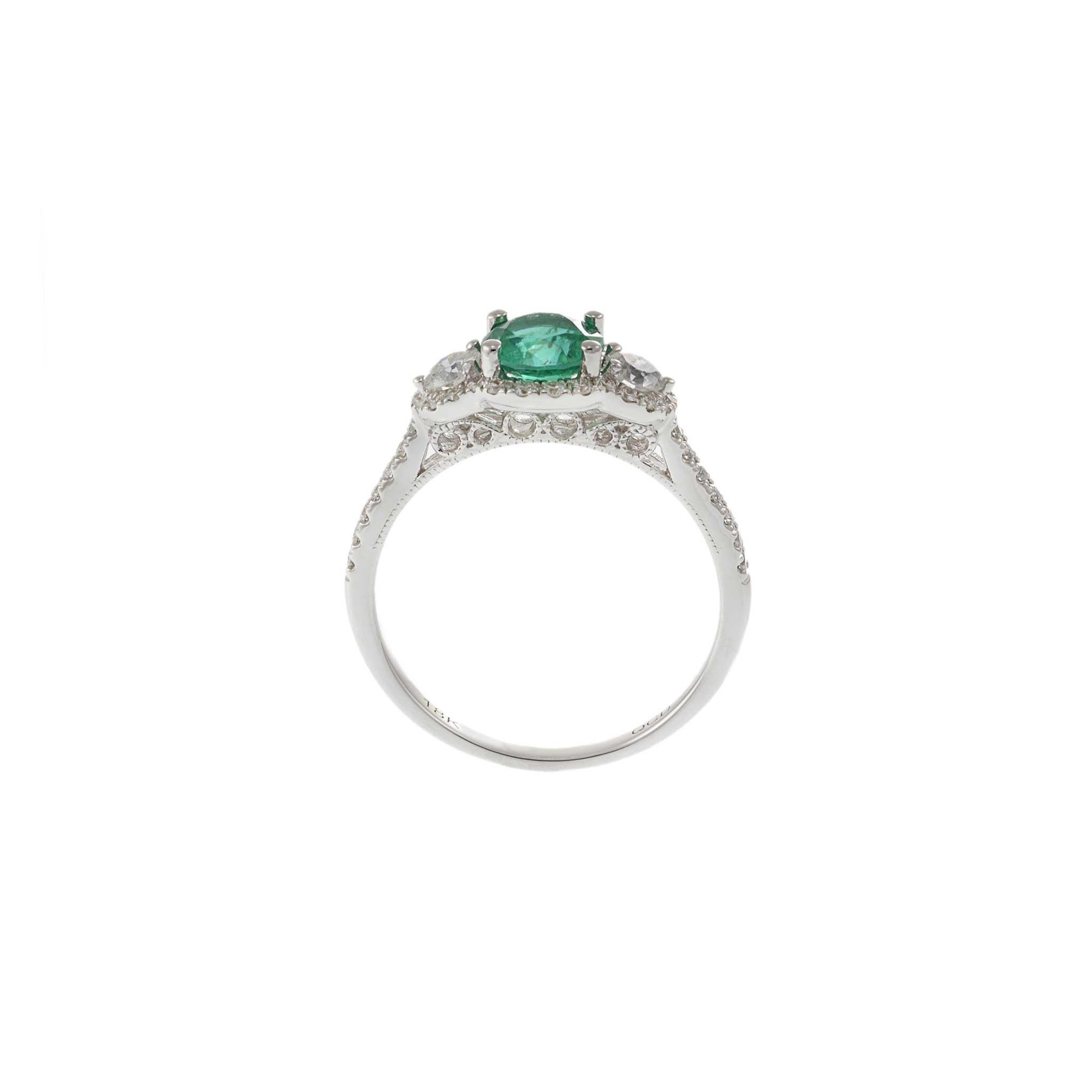 18KT White Gold Emerald and Diamond Ring In New Condition For Sale In New York, NY