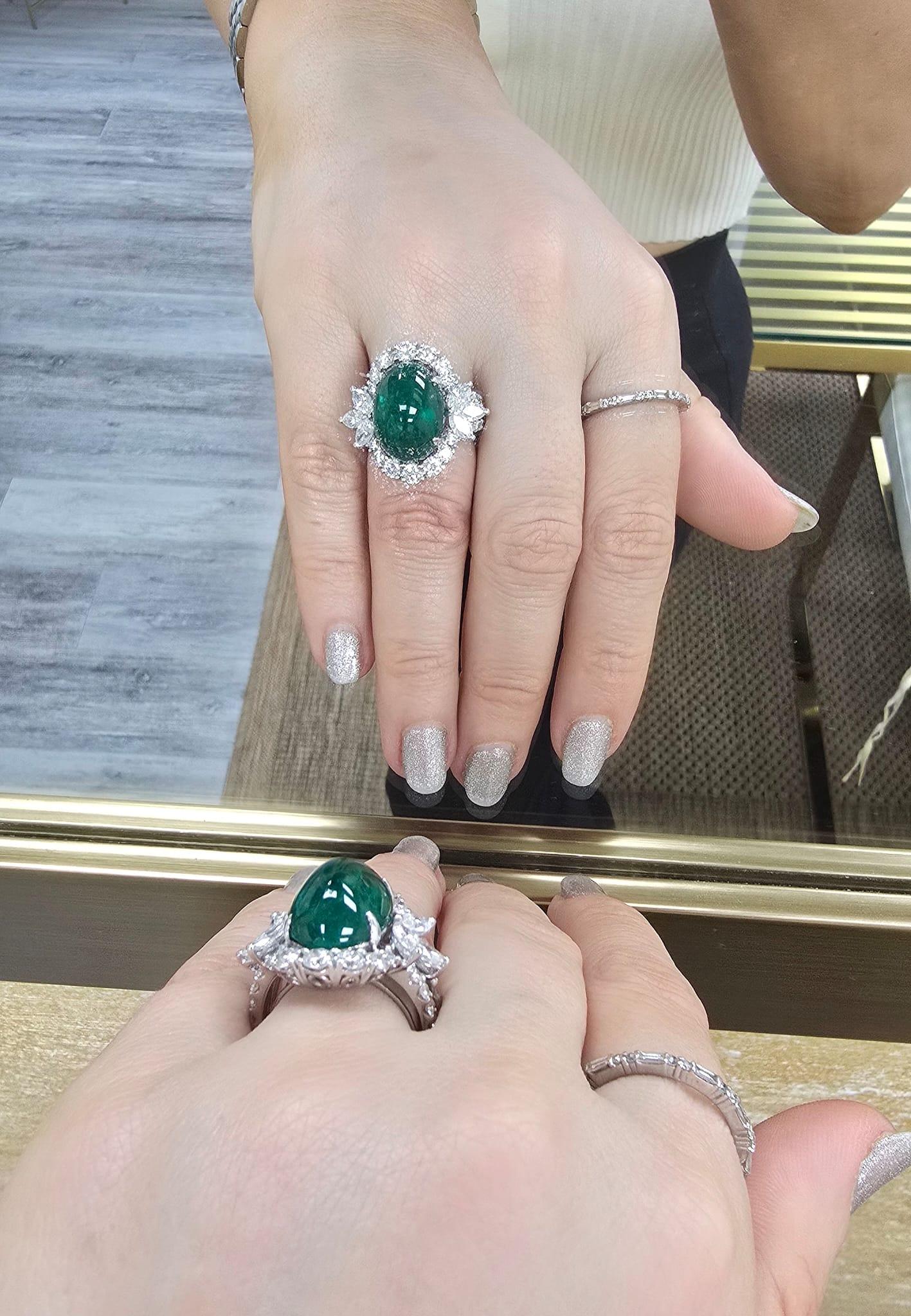 Anello in oro bianco 18 carati, smeraldo e diamanti in vendita 1