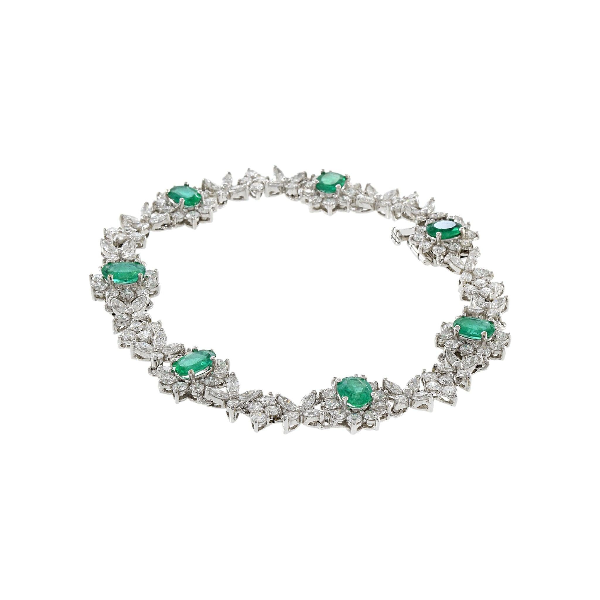 Modern 18kt White Gold Emerald Bracelet with Diamonds For Sale