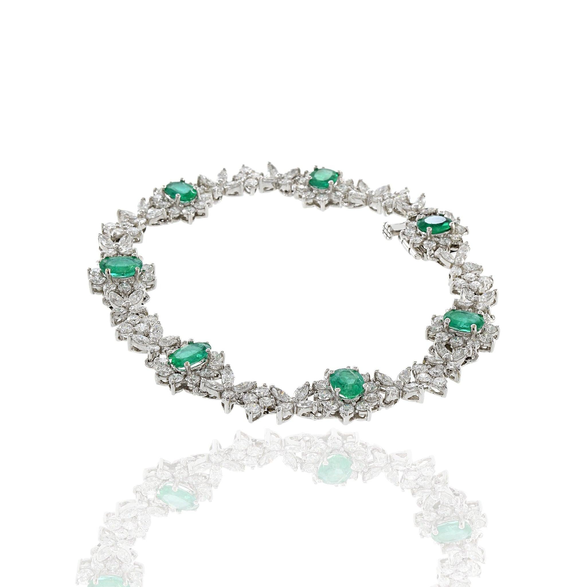 18kt White Gold Emerald Bracelet with Diamonds In New Condition For Sale In New York, NY