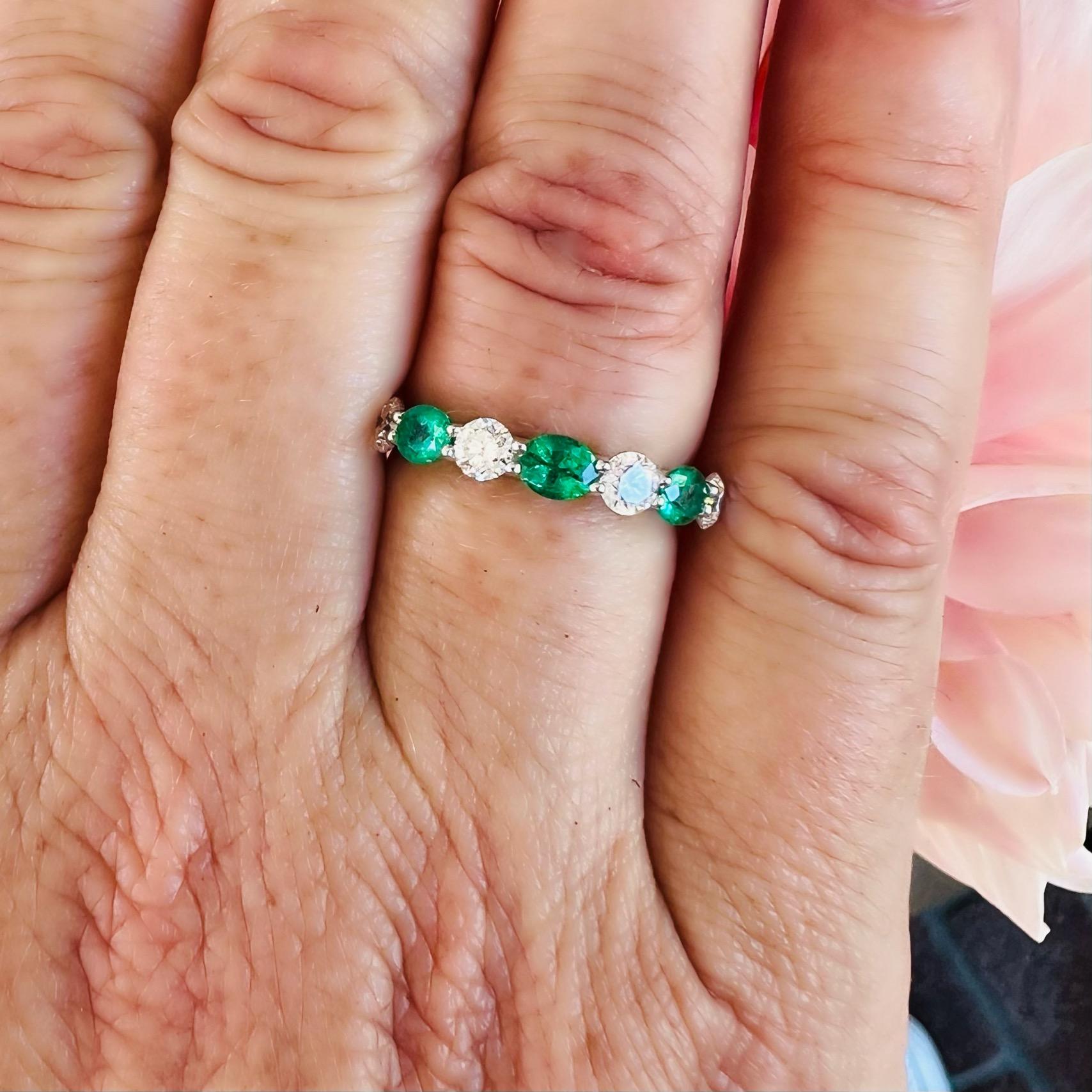 Round Cut 18kt White Gold Emerald & Diamond Band Ring For Sale