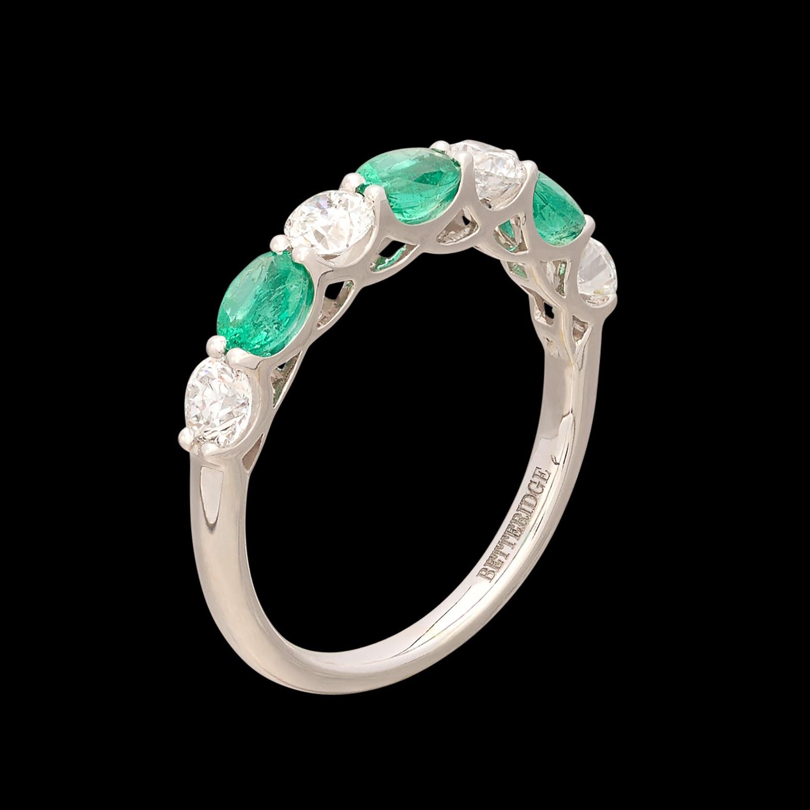 18kt White Gold Emerald & Diamond Band Ring In New Condition For Sale In San Francisco, CA