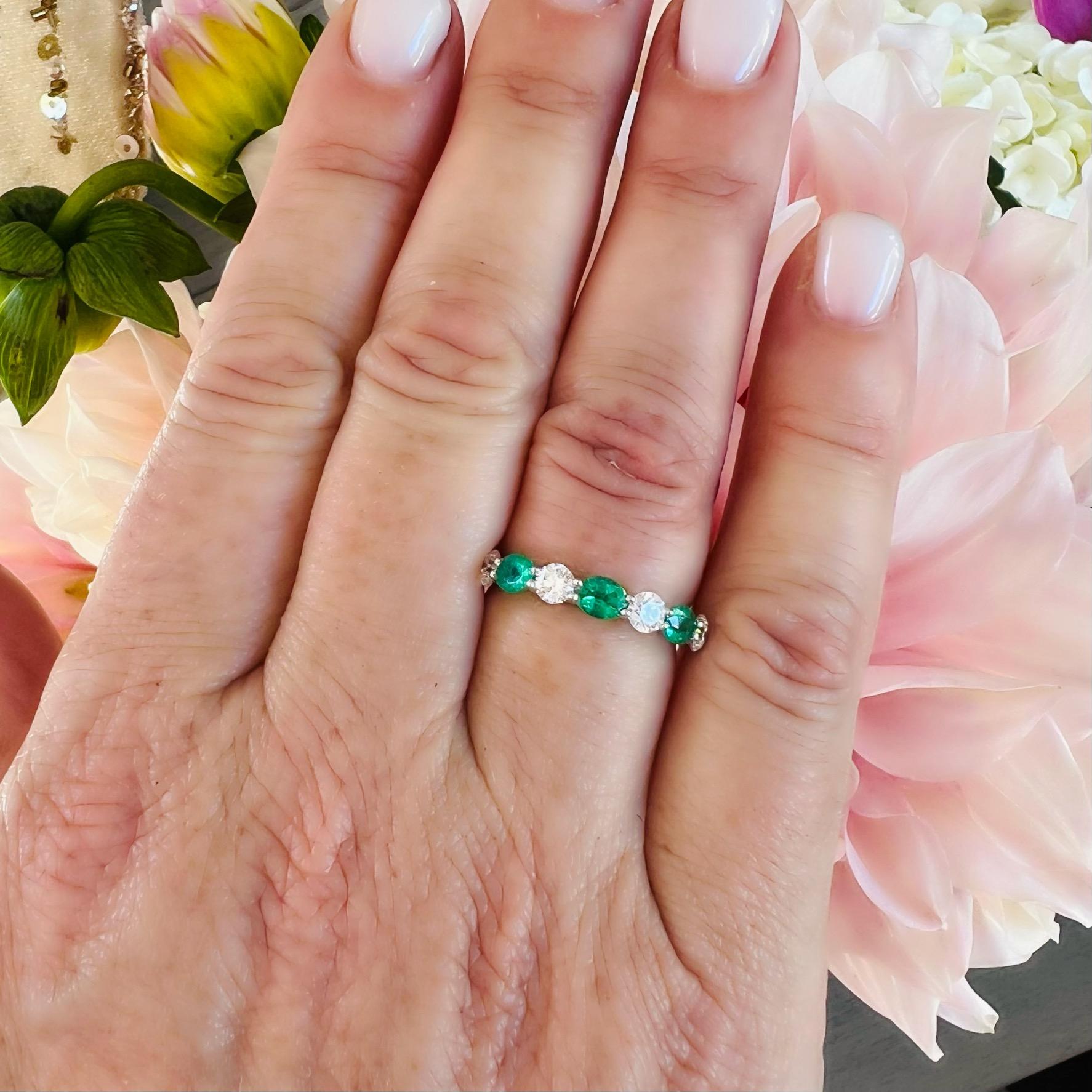 Women's 18kt White Gold Emerald & Diamond Band Ring For Sale