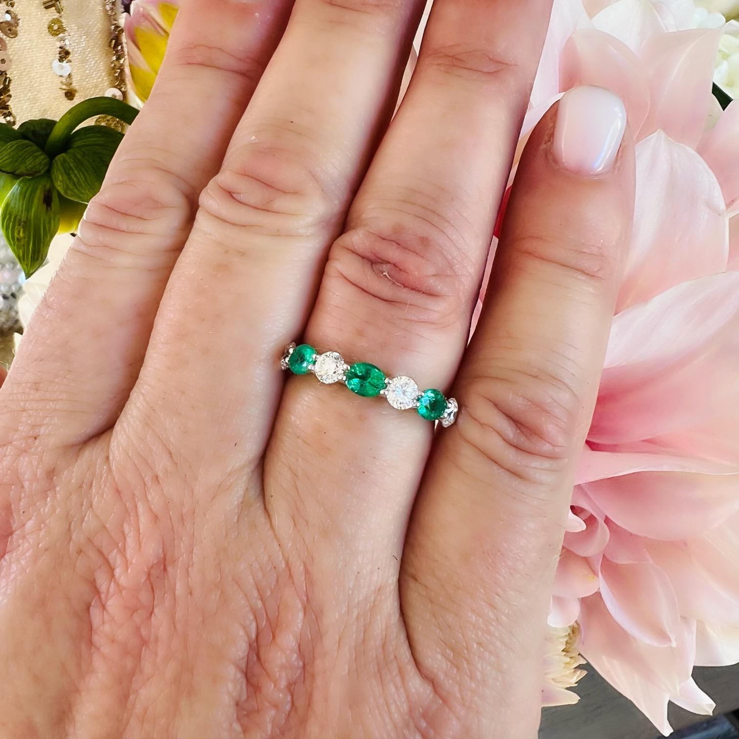 18kt White Gold Emerald & Diamond Band Ring For Sale 1
