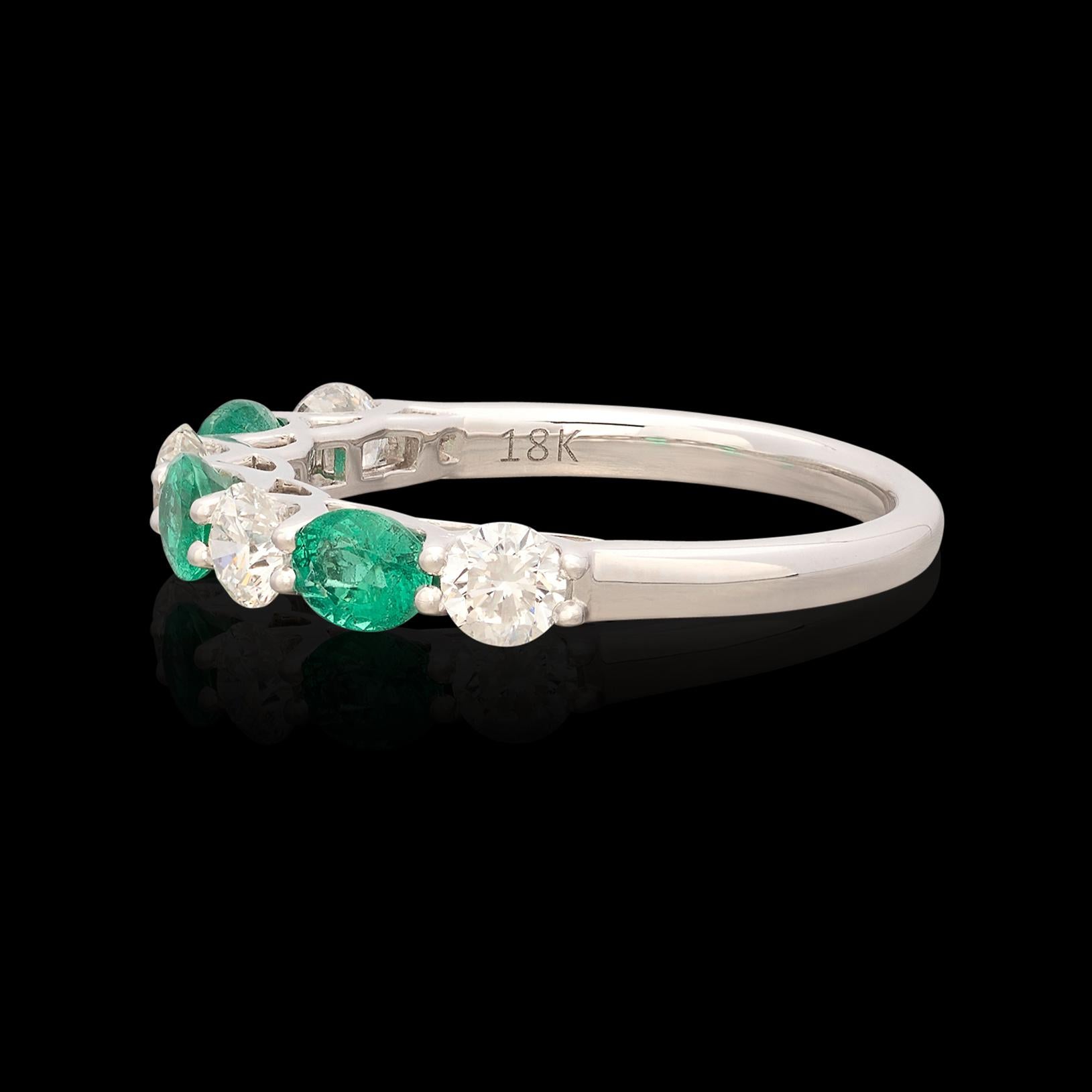 18kt White Gold Emerald & Diamond Band Ring For Sale 2