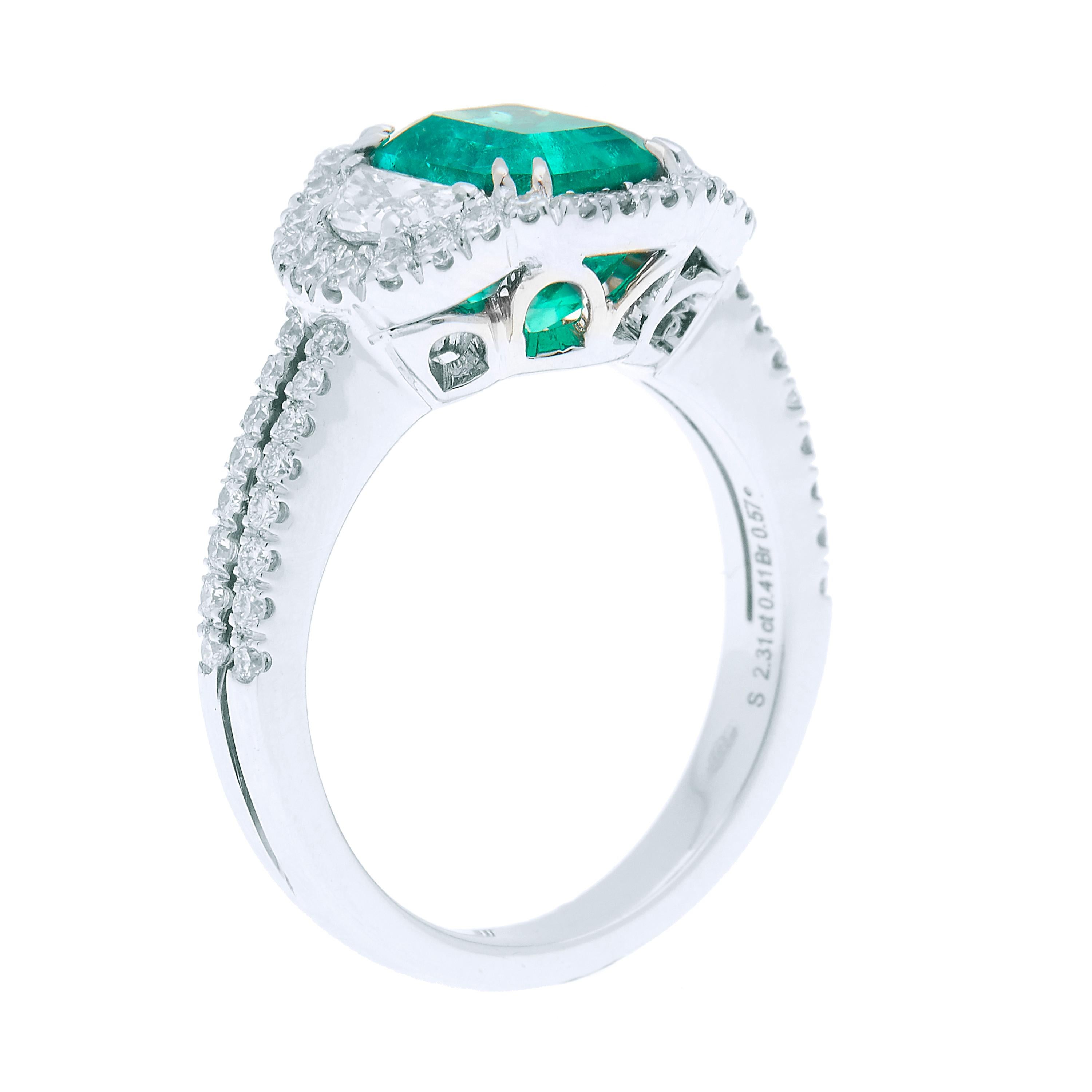 18kt White Gold Emerald Ring with 2.31ct Emerald and Diamond Accents In New Condition For Sale In Toronto, CA