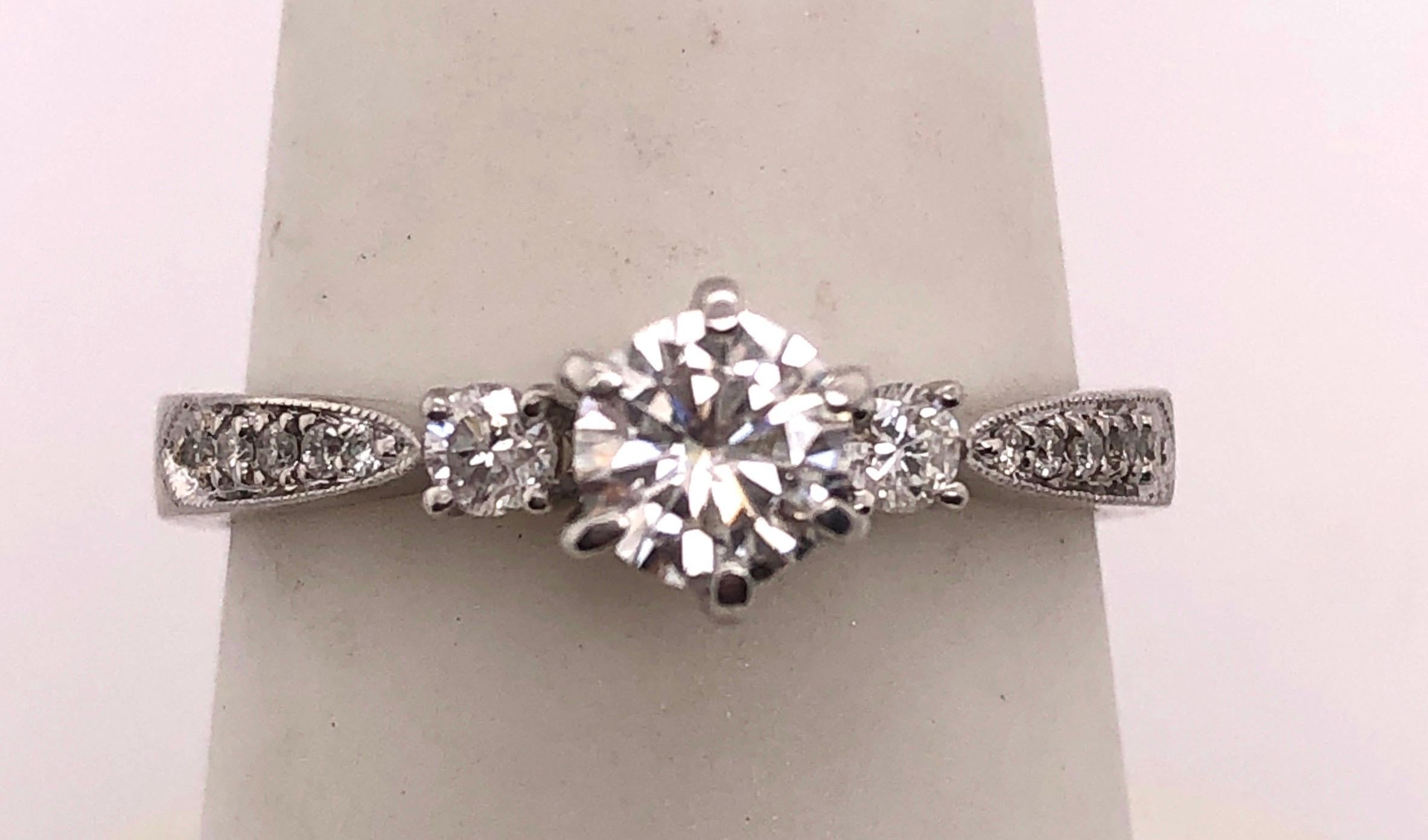 18 Karat White Gold Engagement Ring 1.00 Total Diamond Weight In Good Condition For Sale In Manhasset, NY