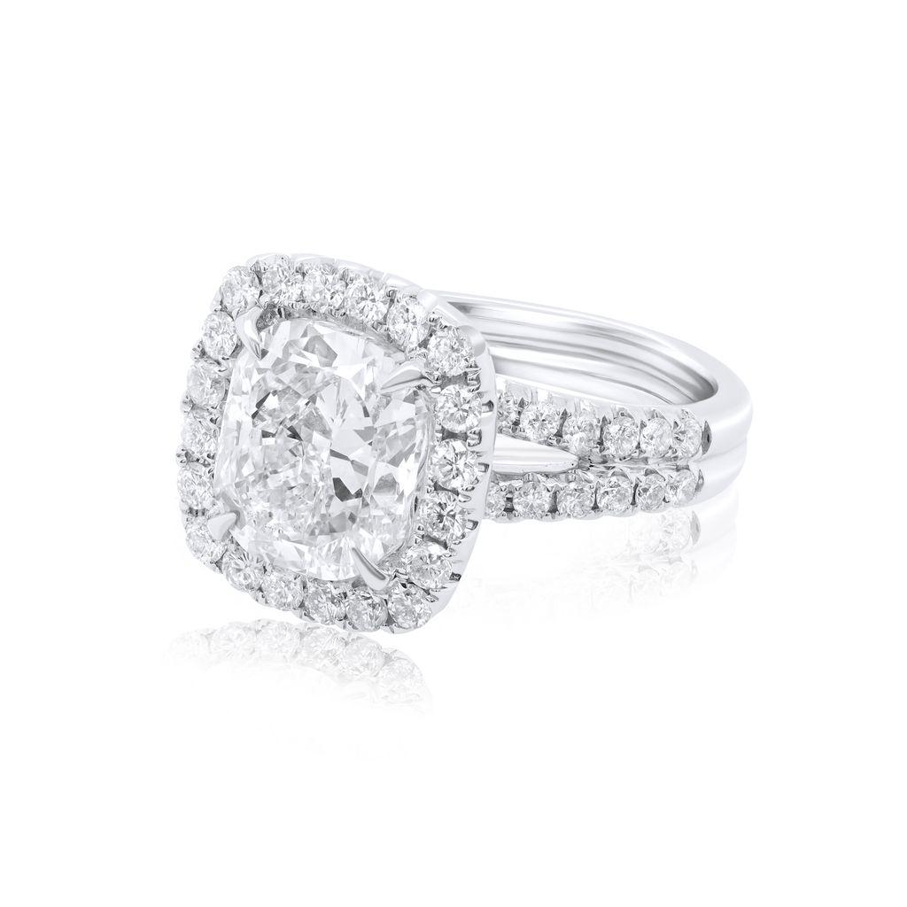 Taglio cuscino antico Anello di fidanzamento in oro bianco 18kt con diamante rotondo e taglio a cuscino in vendita