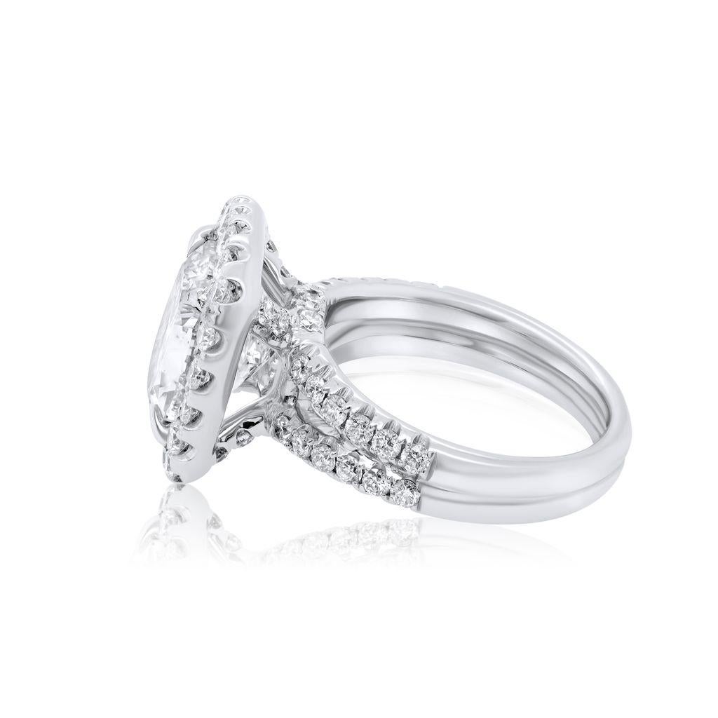 Anello di fidanzamento in oro bianco 18kt con diamante rotondo e taglio a cuscino In condizioni Nuovo in vendita a New York, NY