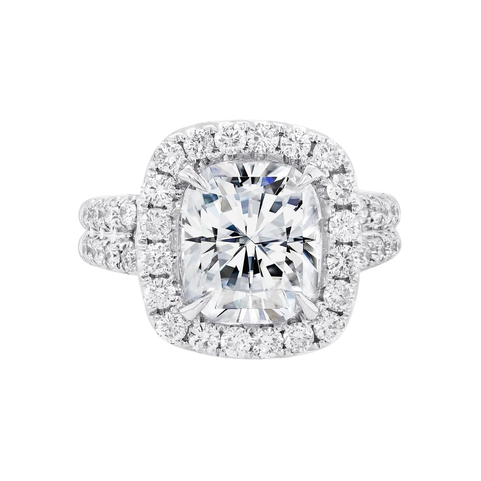 18kt White Gold Engagement Ring with Cushion Cut & Round Diamond For Sale