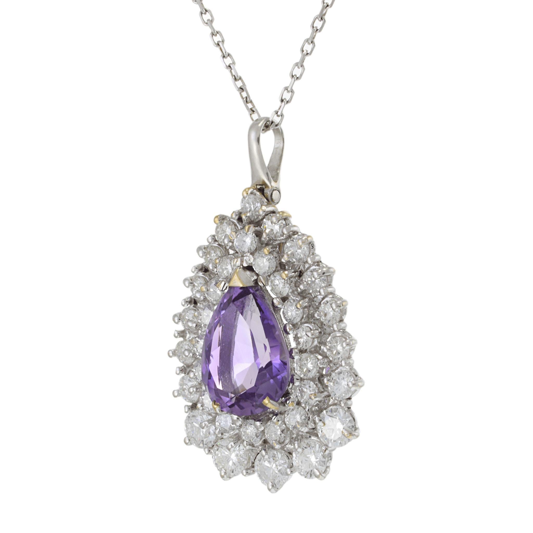 Im Mittelpunkt dieses Anhängers steht ein birnenförmiger Amethyst von 3,50 Karat, der von einem dramatischen Cluster aus runden Brillanten von 2,08 Karat in der Farbe F-G und der Reinheit VS2-SI1 umhüllt ist. Dieses auffällige Schmuckstück aus