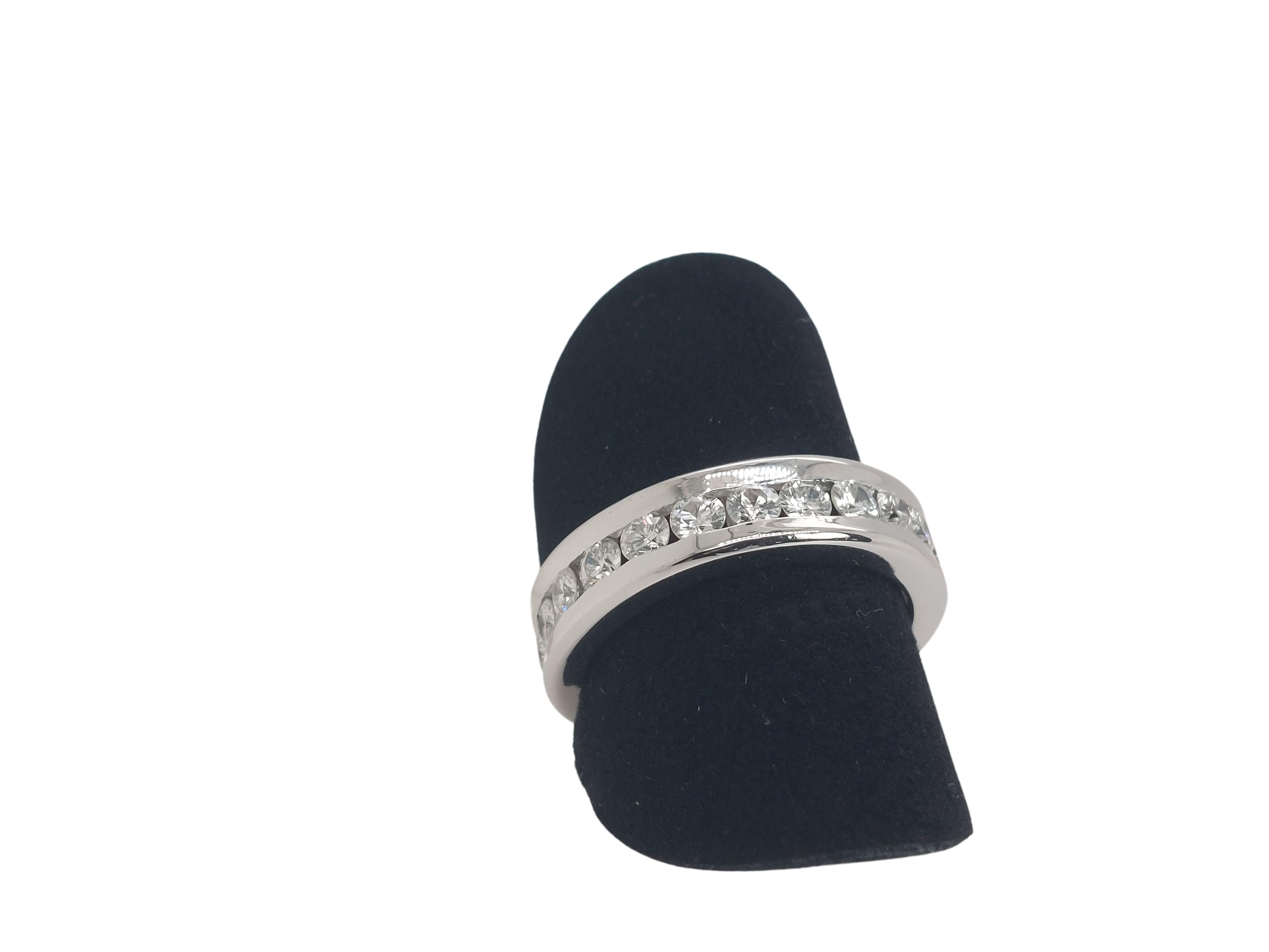 Women's or Men's 18kt White Gold Eternity Ring 23 Diamonds, Each Diamond 0.07ct=1.61 Ct For Sale