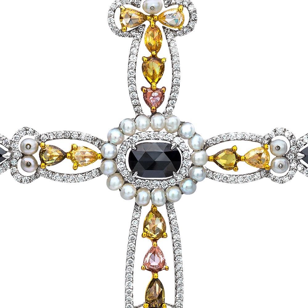 18 Karat Weißgold Fancy Colored Diamanten und Perlen Kreuz, schwarze Diamantkette (Moderne) im Angebot