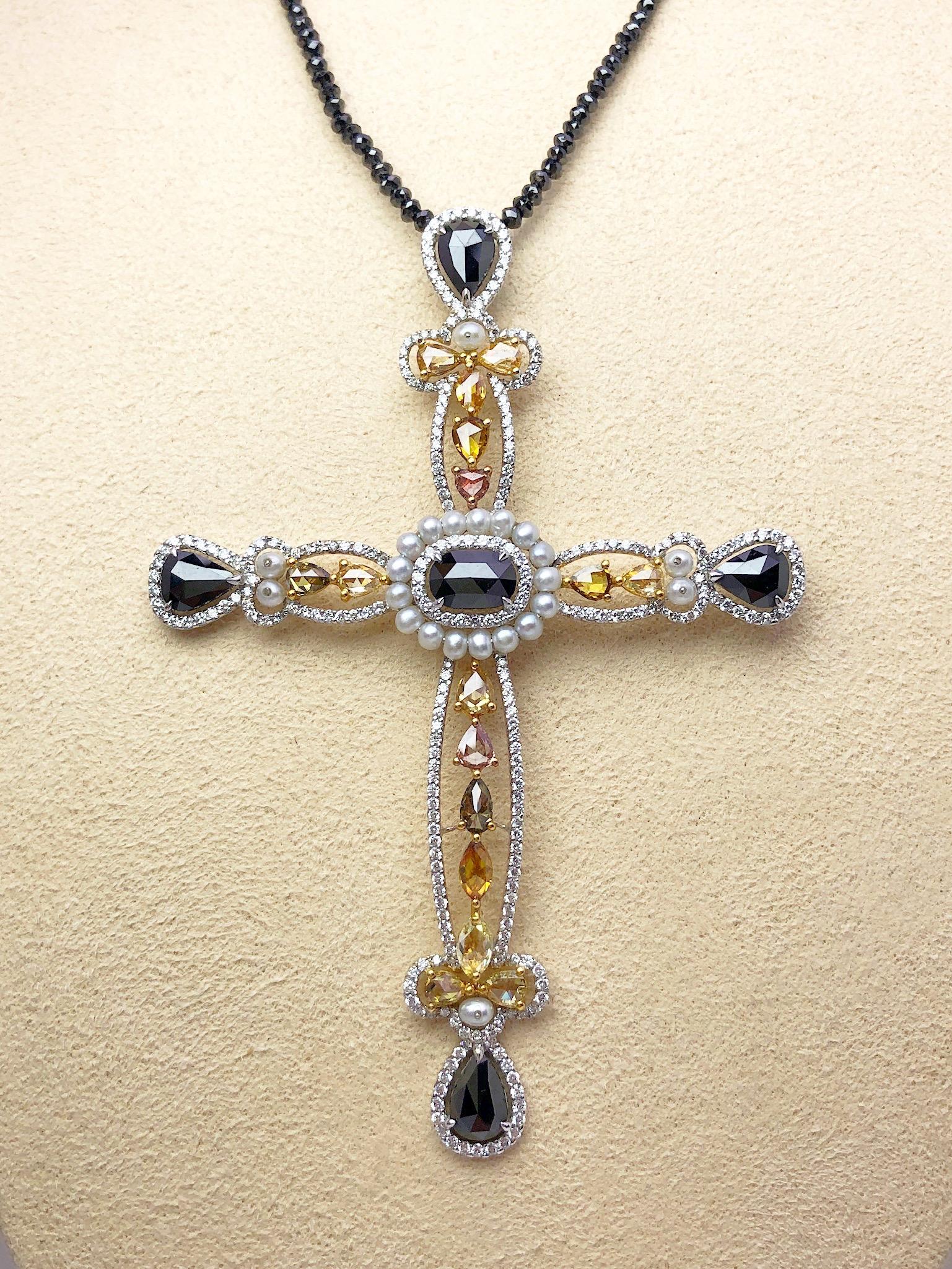 18 Karat Weißgold Fancy Colored Diamanten und Perlen Kreuz, schwarze Diamantkette im Zustand „Neu“ im Angebot in New York, NY