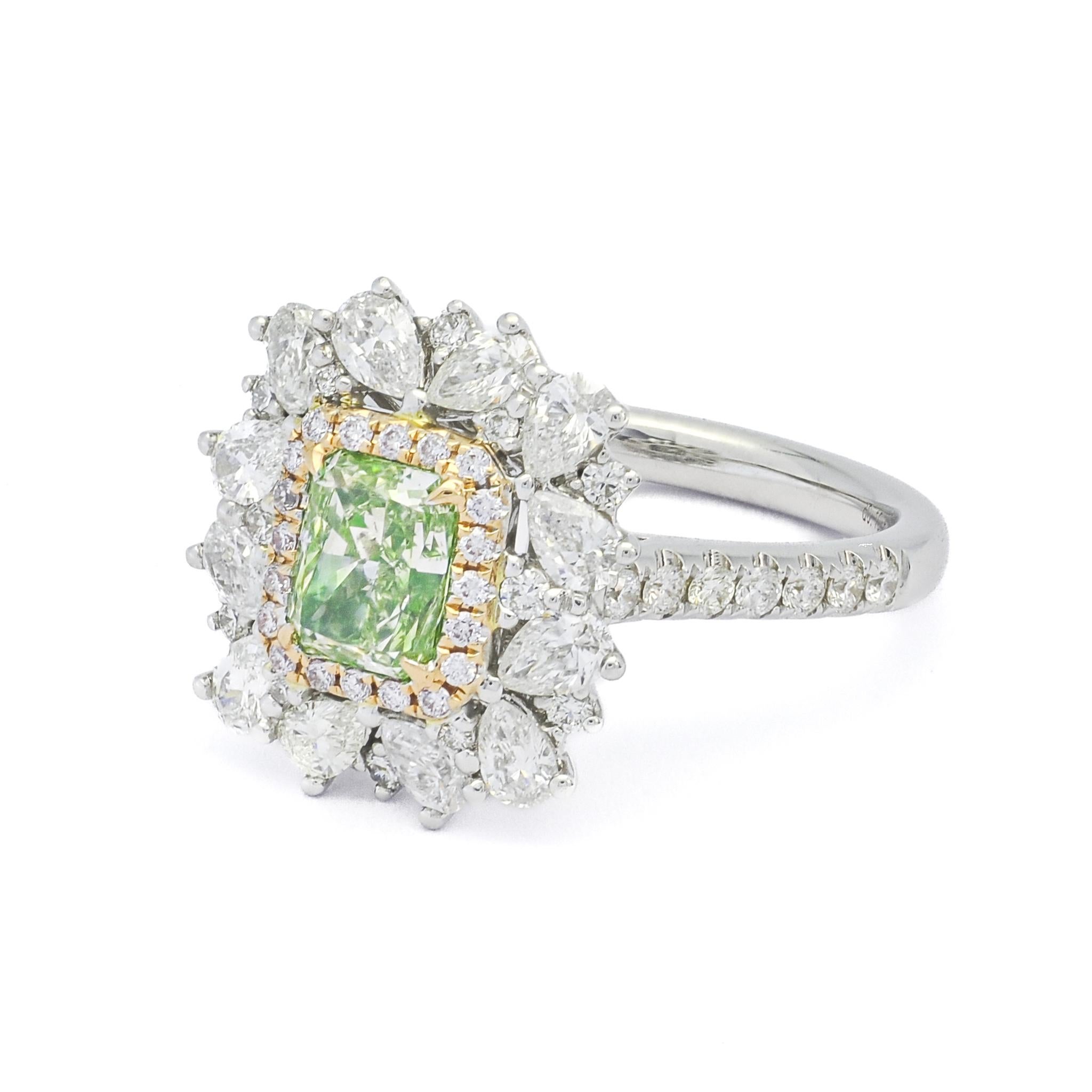 Este exclusivo anillo de compromiso está hecho con un impresionante diamante verde lima de 1,01 quilates, talla Esmeralda, engastado en un halo en forma de pera. El brillo perfecto para esa ocasión especial.

¡Un Anillo de Diamantes Verde Lima