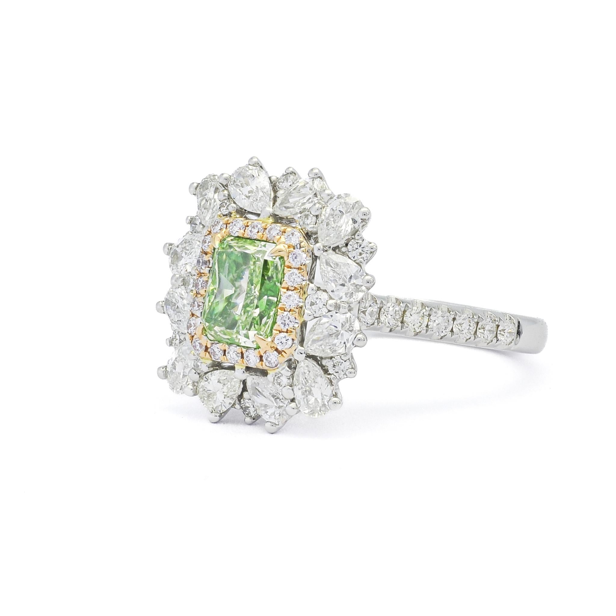 Anillo de compromiso de oro blanco de 18 quilates con diamantes naturales de fantasía verde lima de 1,01 quilates Artesano en venta
