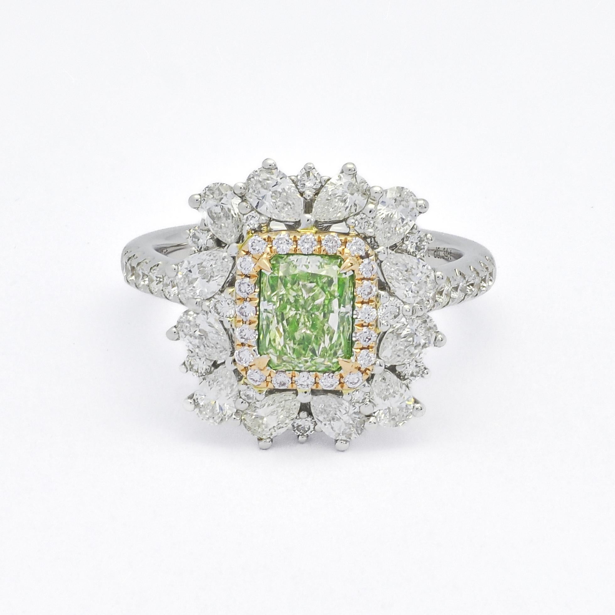 Anillo de compromiso de oro blanco de 18 quilates con diamantes naturales de fantasía verde lima de 1,01 quilates Corte esmeralda en venta