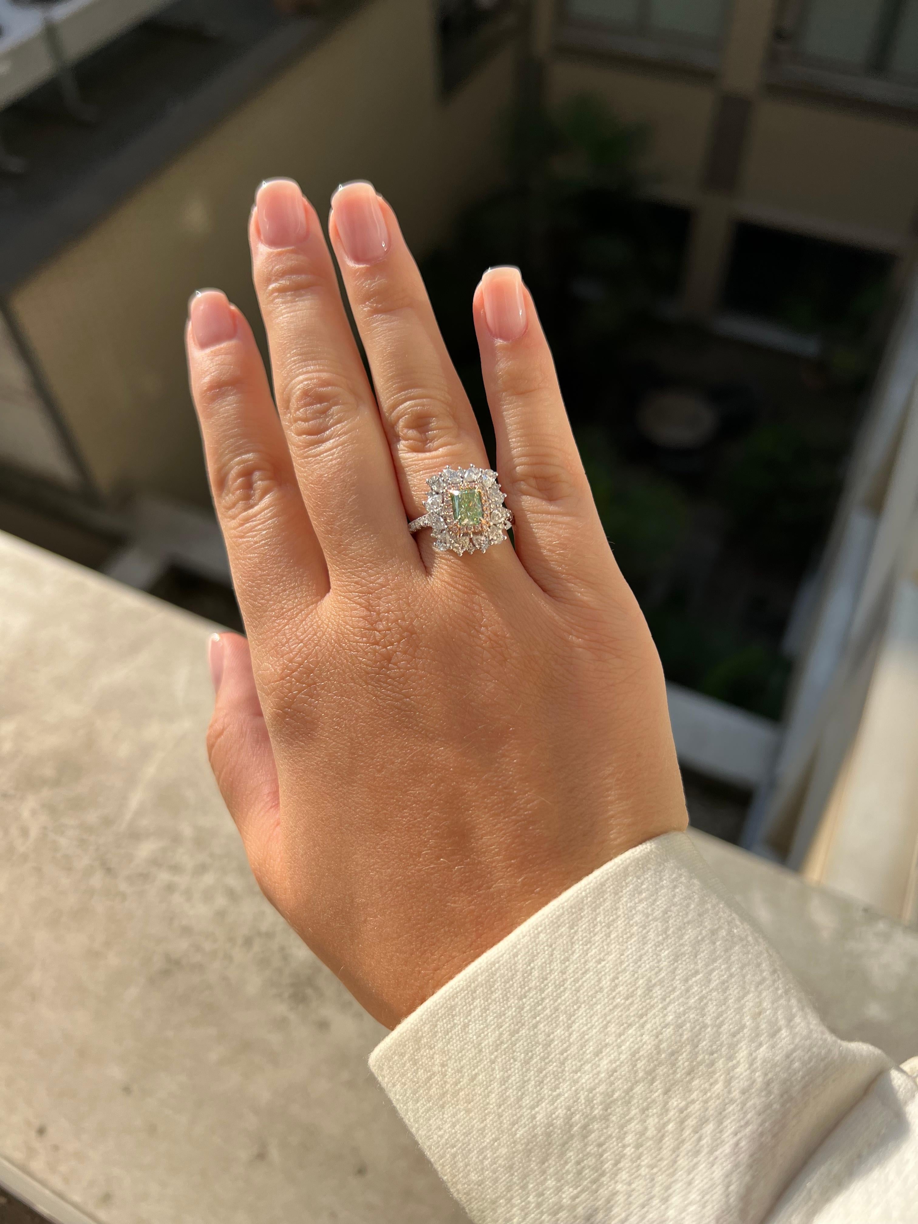 Femenino o masculino Anillo de compromiso de oro blanco de 18 quilates con diamantes naturales de fantasía verde lima de 1,01 quilates en venta