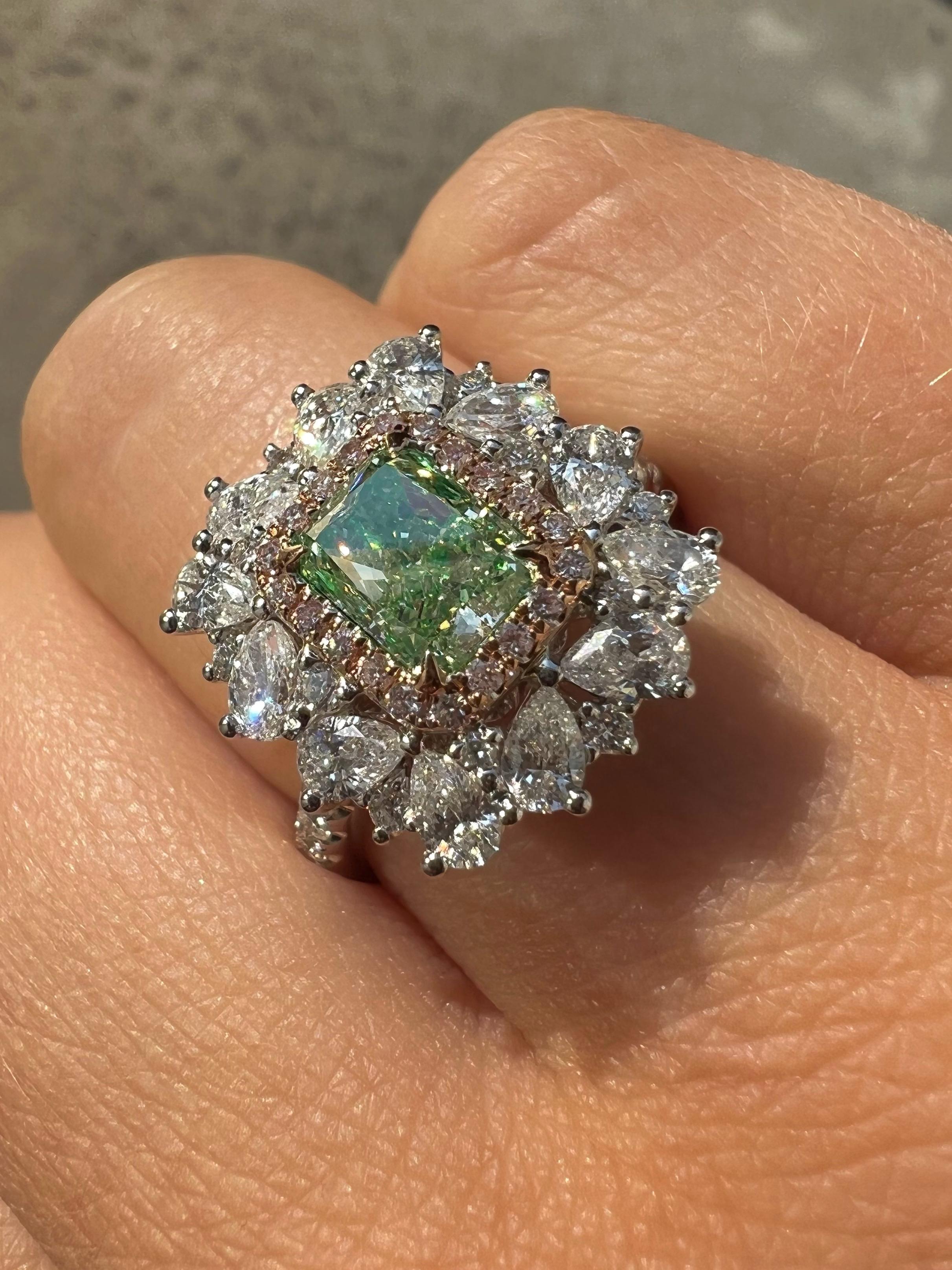 Anillo de compromiso de oro blanco de 18 quilates con diamantes naturales de fantasía verde lima de 1,01 quilates en venta 1