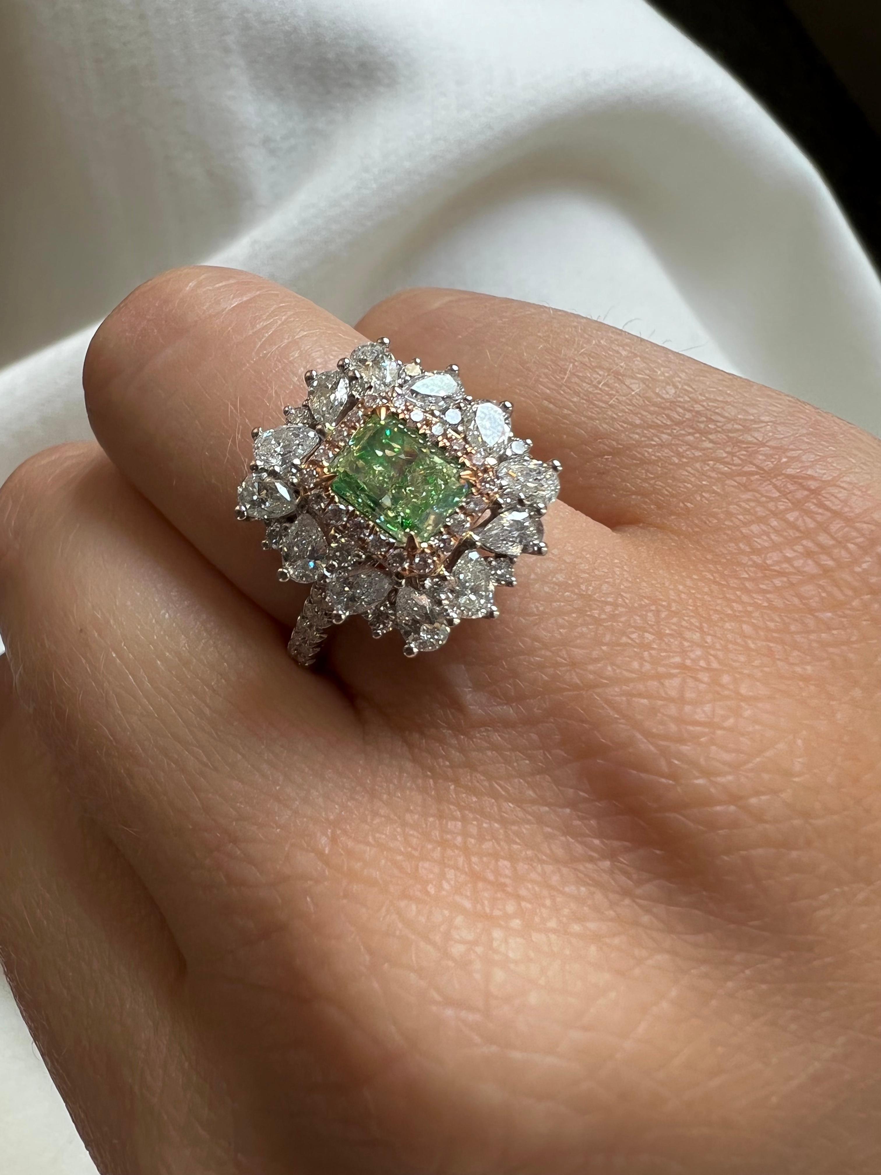 Anillo de compromiso de oro blanco de 18 quilates con diamantes naturales de fantasía verde lima de 1,01 quilates en venta 2