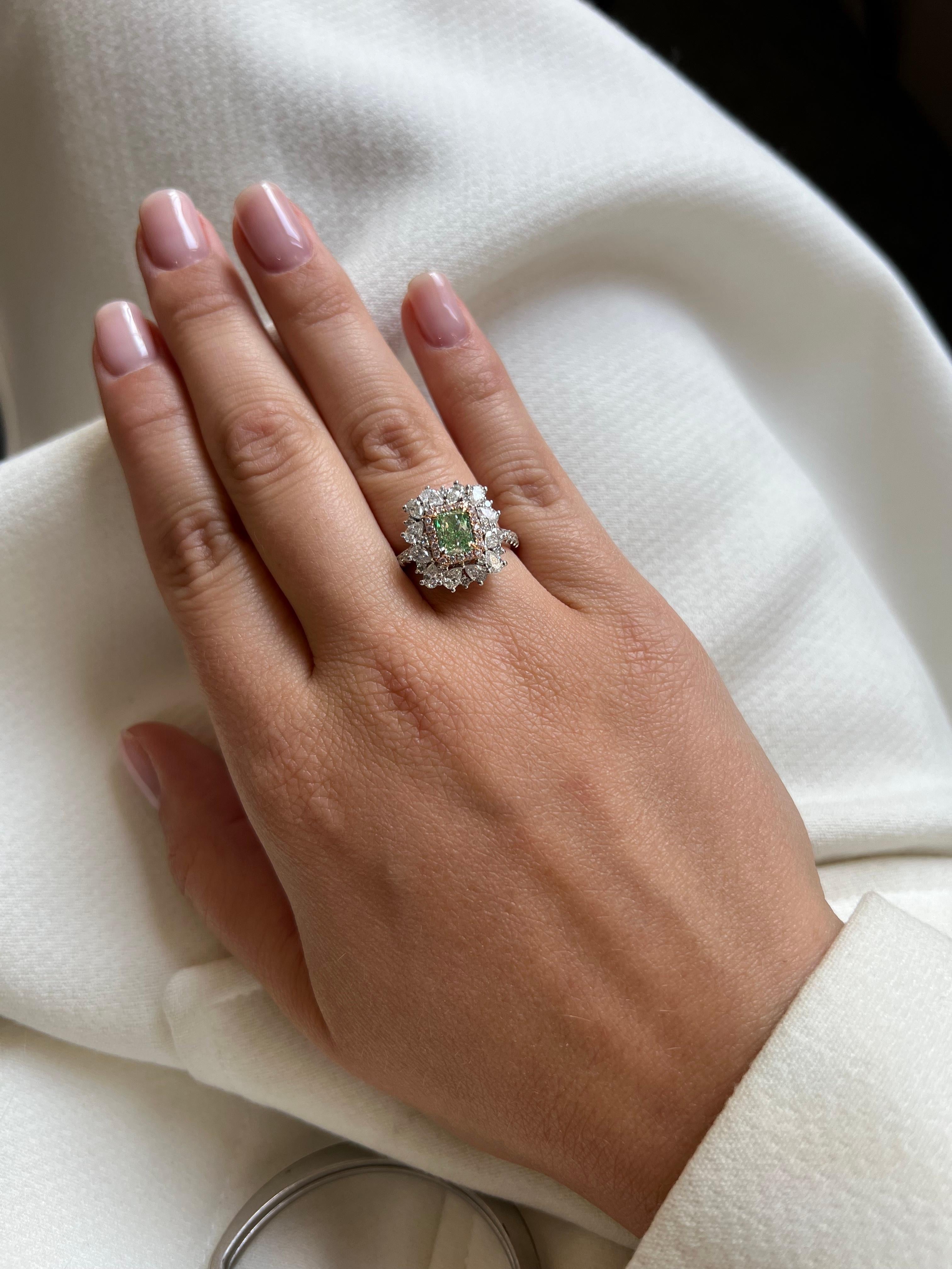 Anillo de compromiso de oro blanco de 18 quilates con diamantes naturales de fantasía verde lima de 1,01 quilates en venta 3