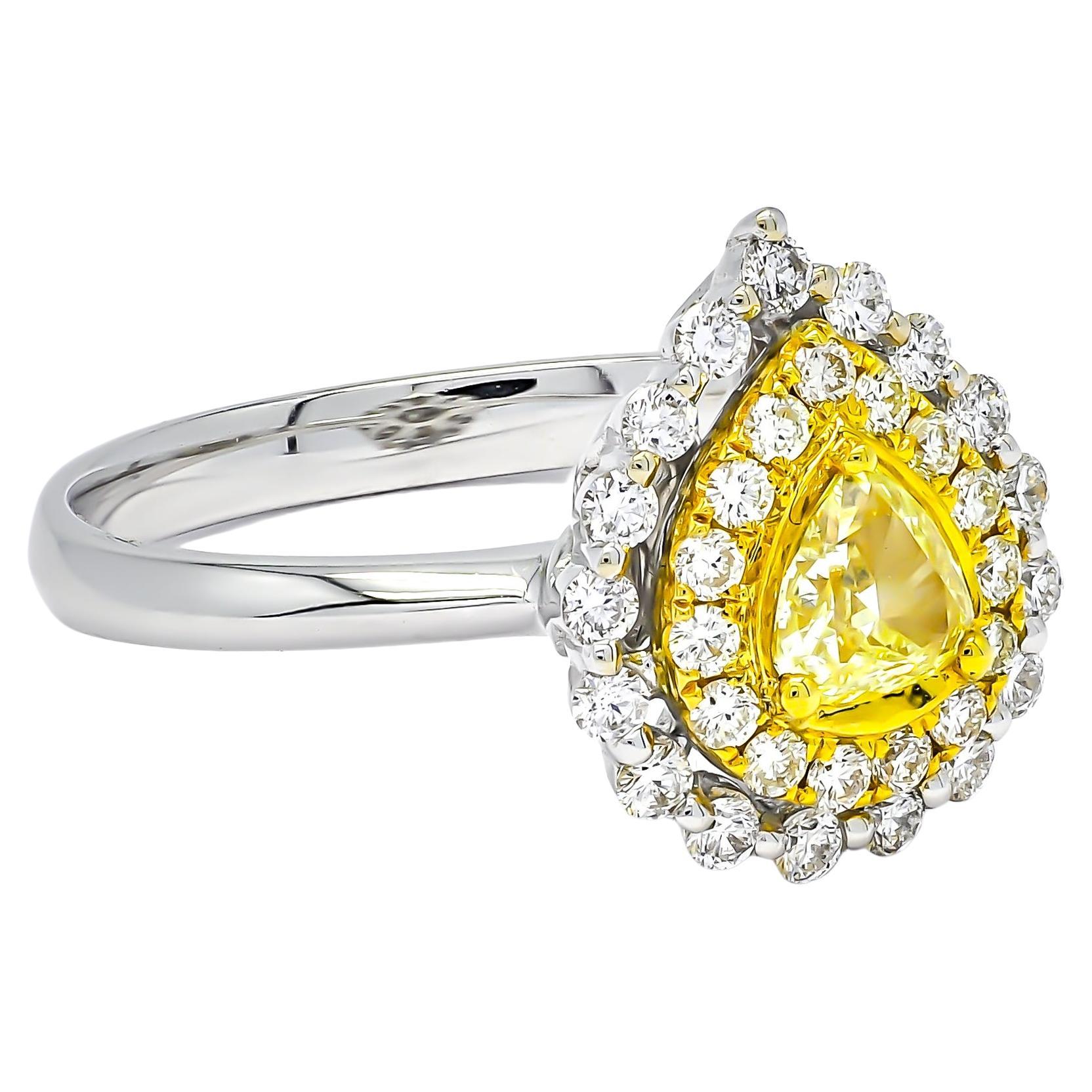 Metallo: Oro bianco 18kt
Peso: 3,48 grammi 
Pietra preziosa: Diamanti naturali
Forma del diamante: Forma a pera/ Brillante rotondo 
Diamante giallo fantasia a forma di pera: 0,30cts
Diamante rotondo: 0,40 carati
Peso totale dei diamanti: 0,70