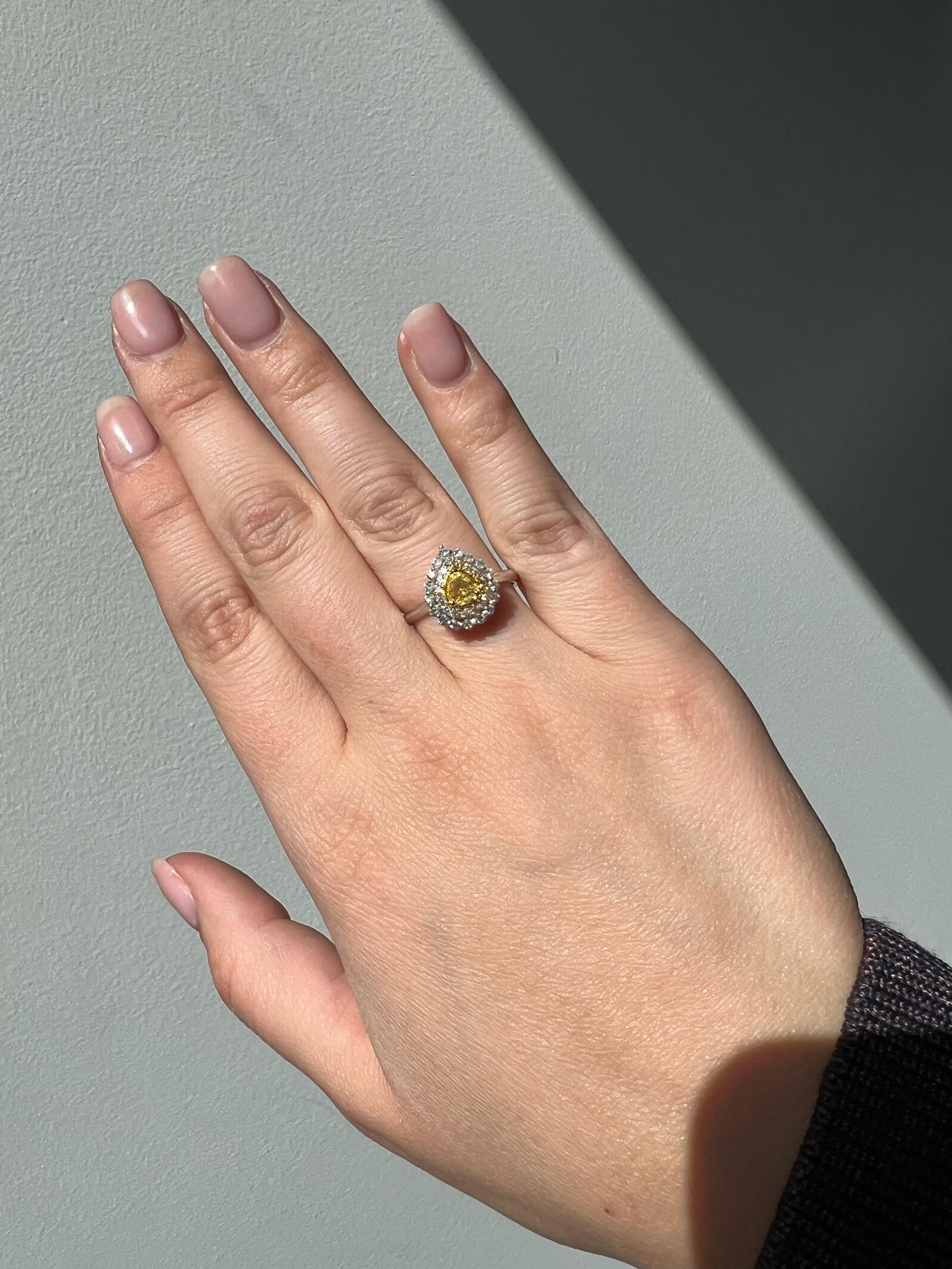 Nature Fancy Yellow 0,40 carati  Anello di fidanzamento a doppio cerchio con diamanti a forma di pera in vendita 1