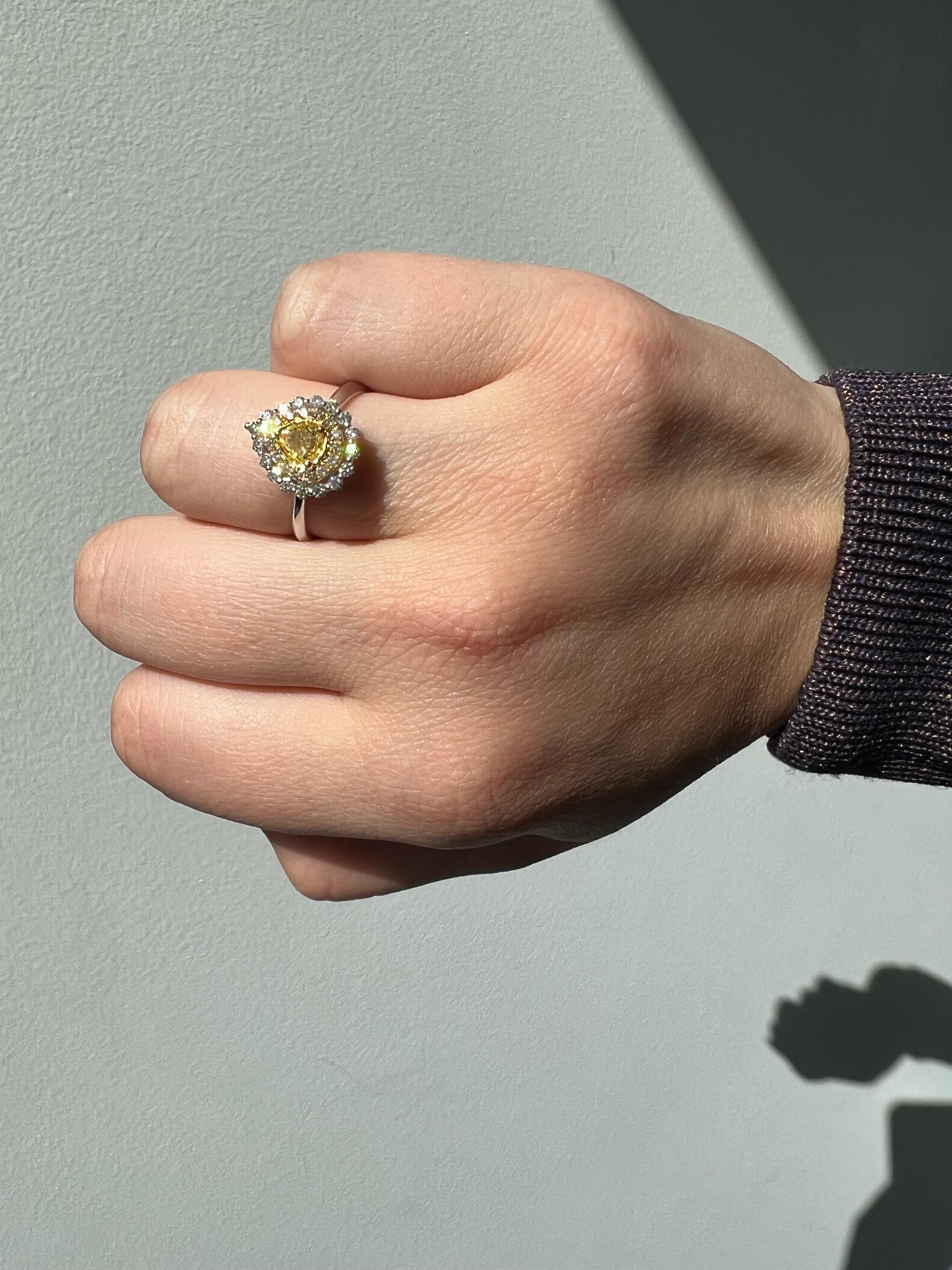 Nature Fancy Yellow 0,40 carati  Anello di fidanzamento a doppio cerchio con diamanti a forma di pera in vendita 2