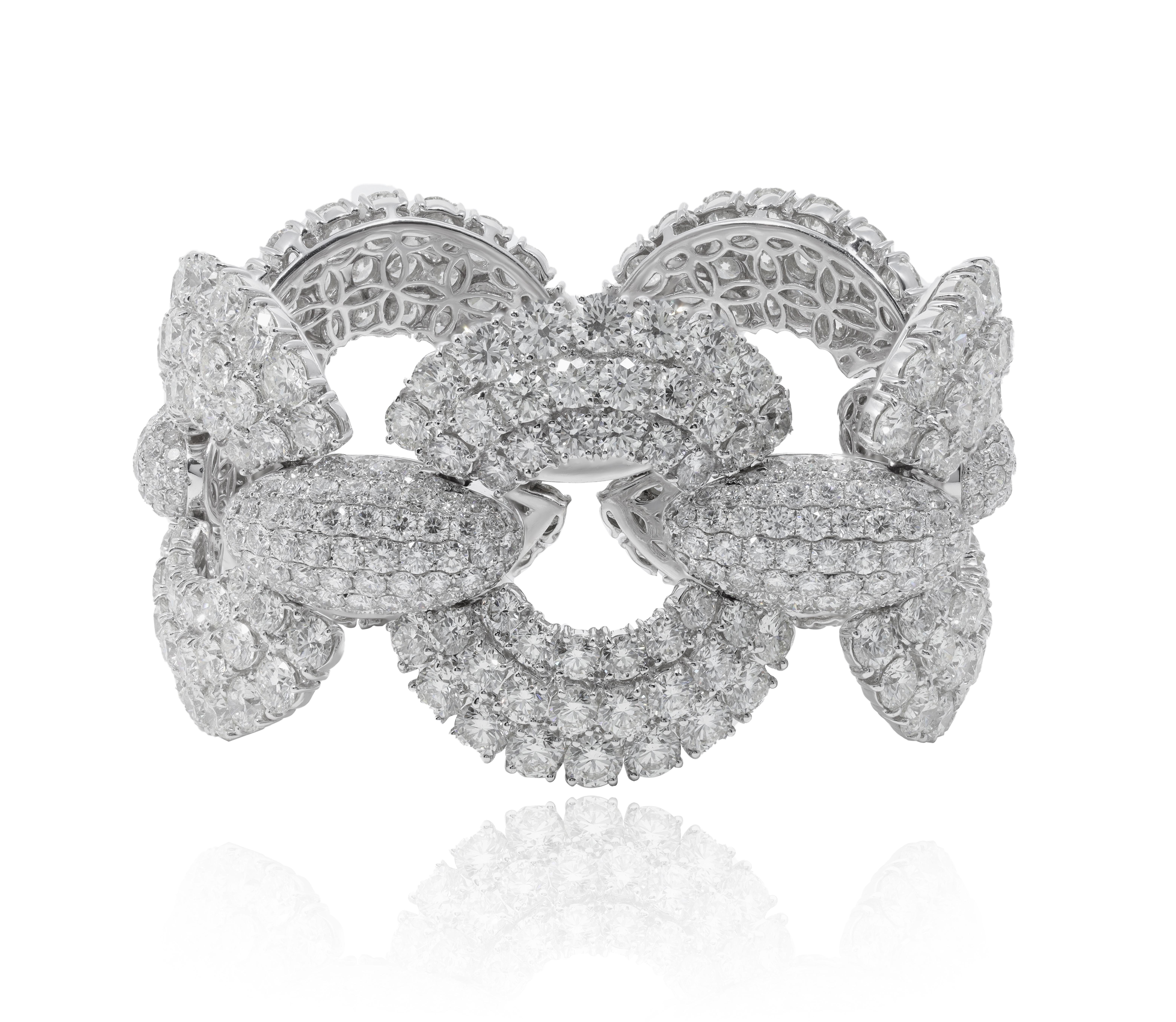 Women's 18kt White Gold Fashion Bracelet with Circle Pave Diamond & Round Diamonds For Sale