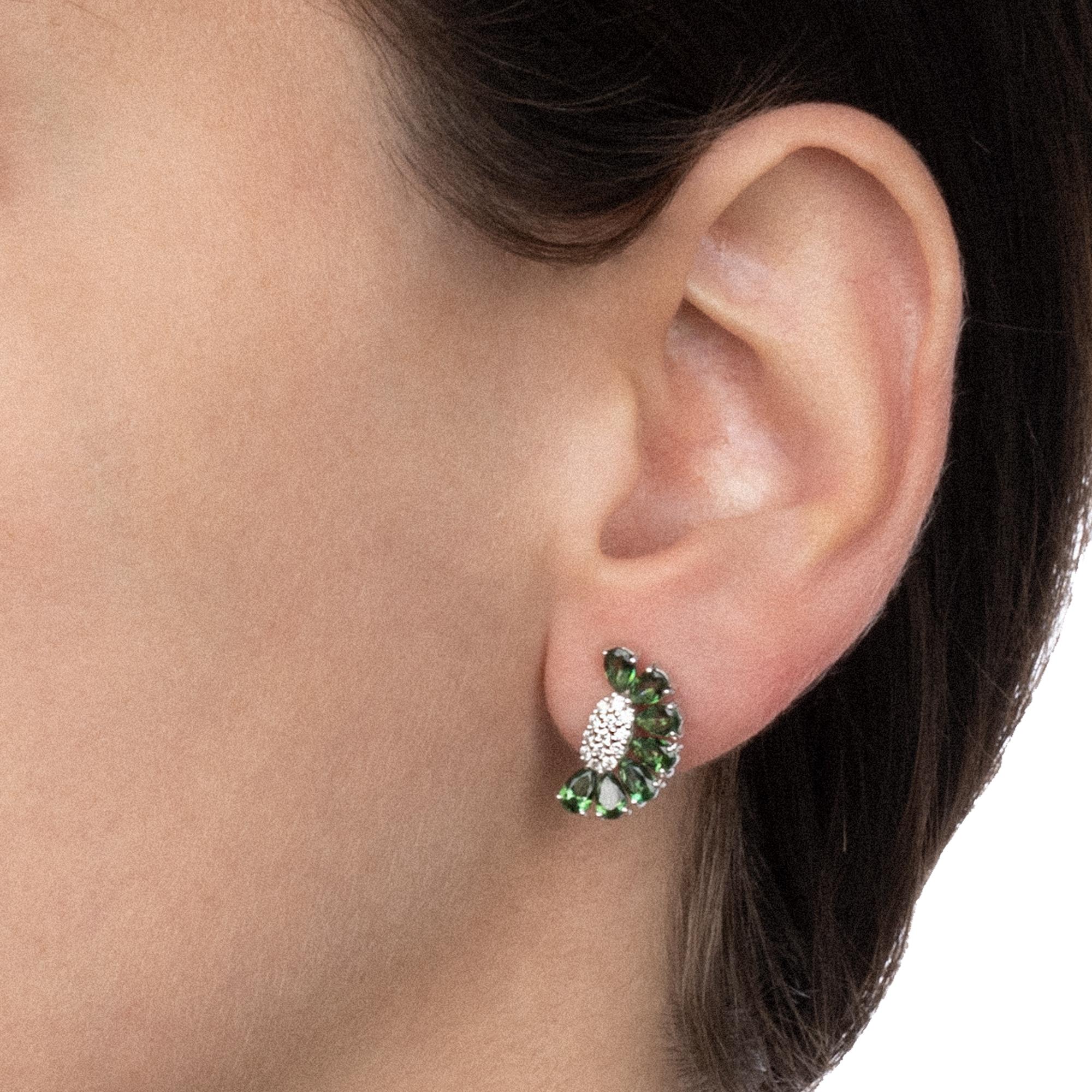 A classy set of earrings and a perfect combination of Italian traditional goldsmithing techniques and new technologies. Each earring has the shape of a half flower, and the vibrant green shade of the topaz gemstones adds a unique, fresh feel. The