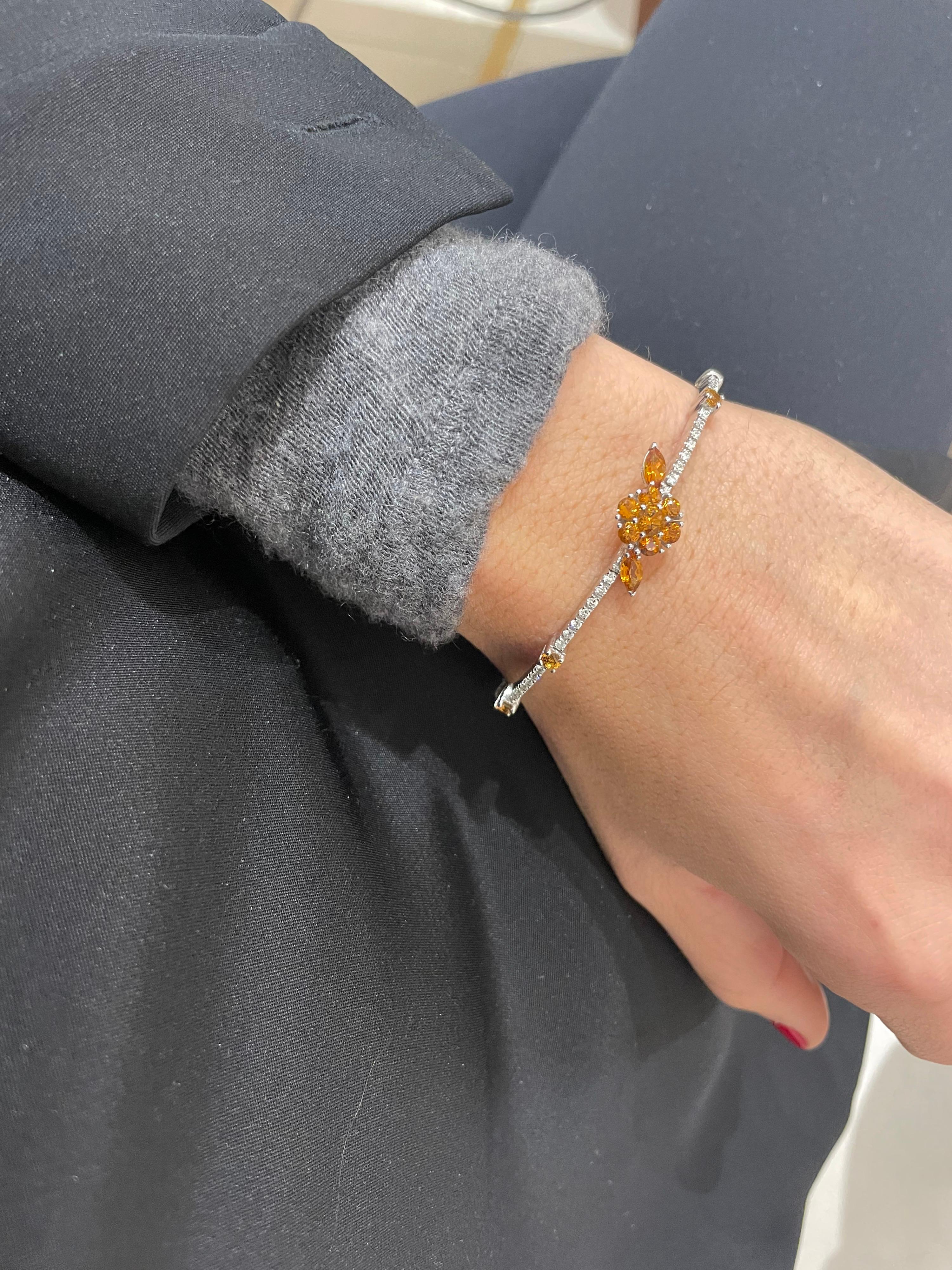 Bracelet jonc souple en or blanc 18 carats avec fleur de citrine et diamants  Unisexe en vente