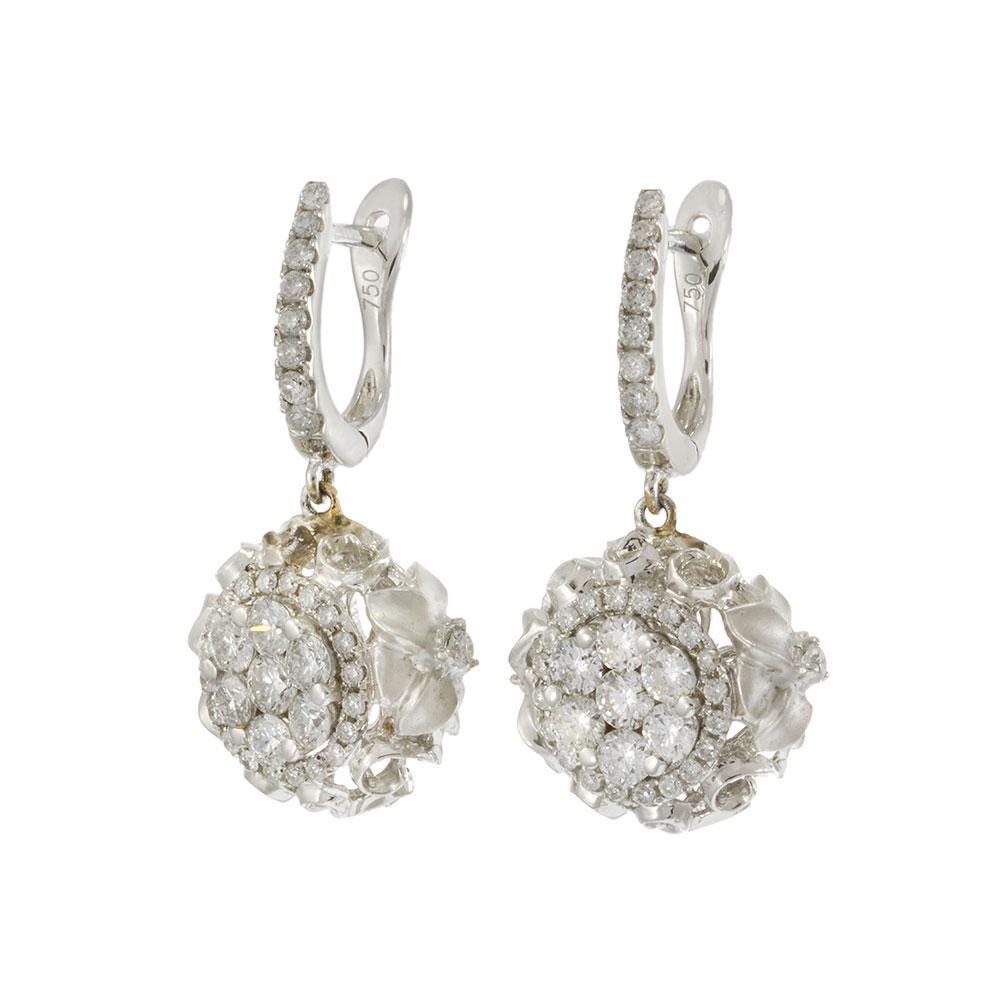 Questi incantevoli orecchini in oro bianco 18 carati sono disegnati con un bellissimo motivo floreale che brilla con una serie di diamanti brillanti. Con un centro certificato da 1,80 carati circondato da altri 0,94 carati di diamanti, l'intricata