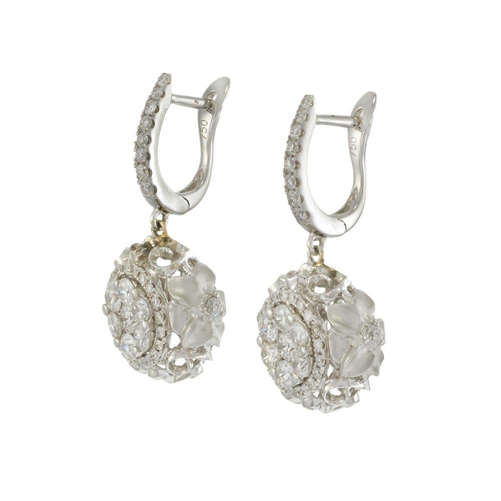 Taglio rotondo Orecchini a goccia con diamanti floreali in oro bianco 18KT in vendita