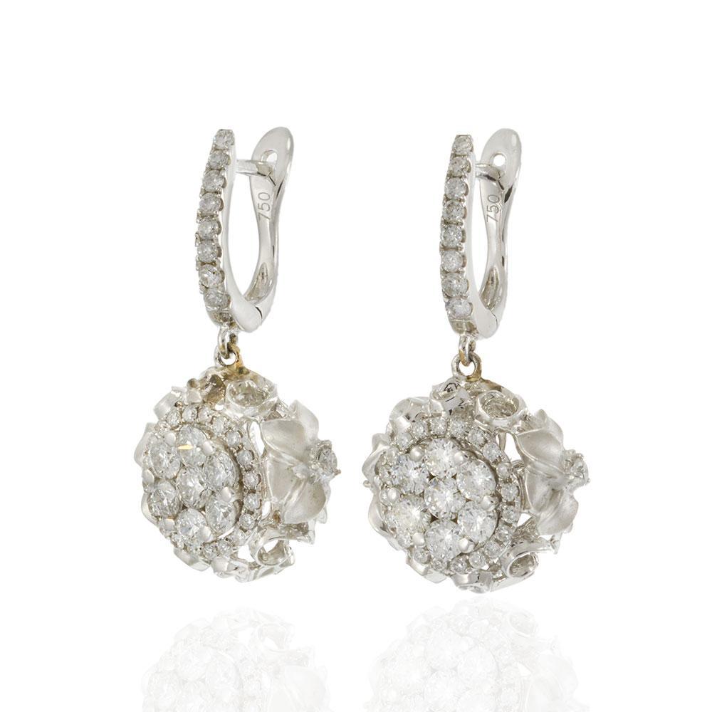 Orecchini a goccia con diamanti floreali in oro bianco 18KT In condizioni Nuovo in vendita a New York, NY