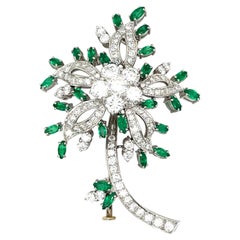 Blumenbrosche aus 18 Karat Weißgold mit 2,94 Karat Diamanten und 1,60 Karat Smaragden