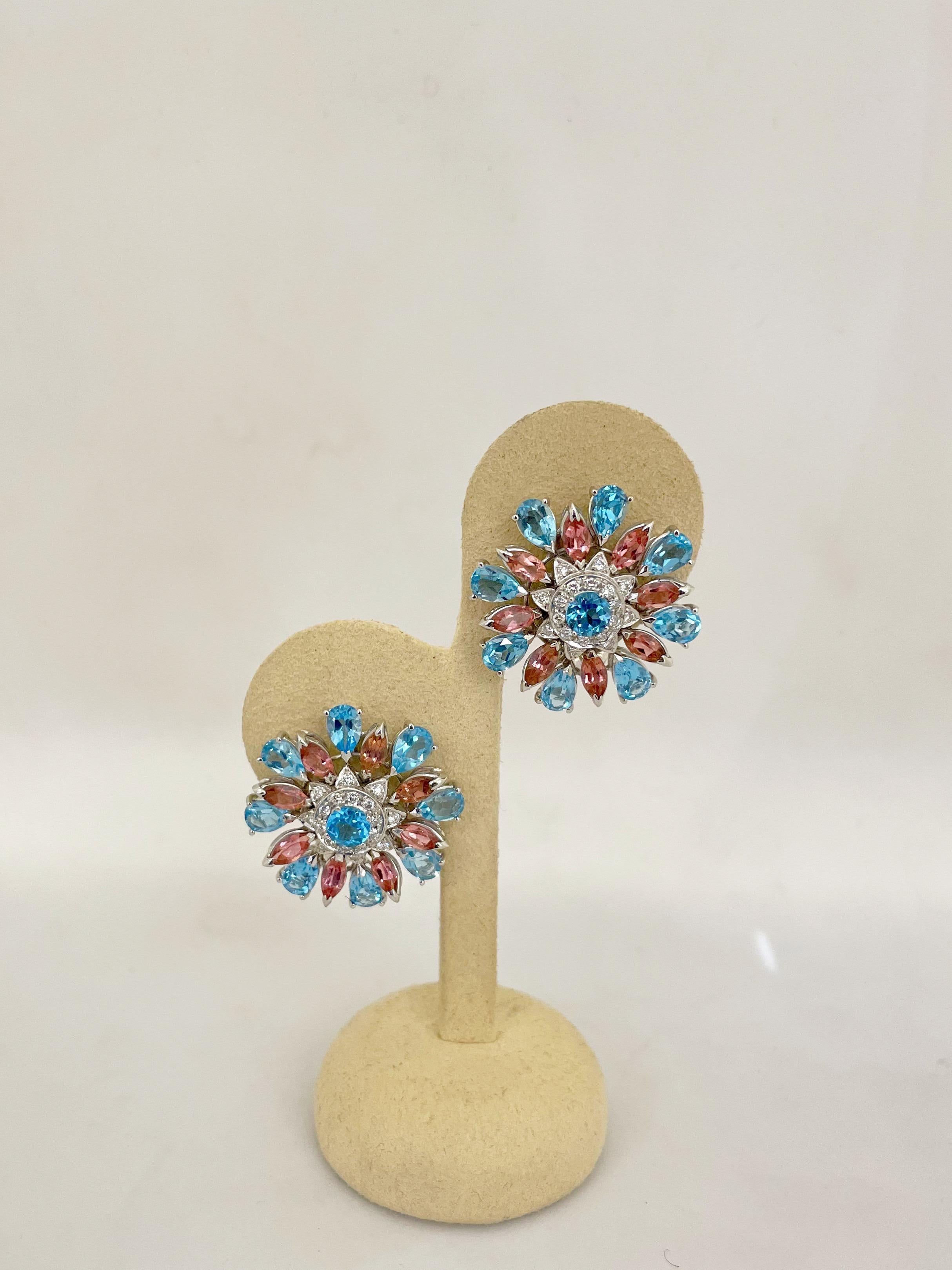 Contemporaneo Orecchini a fiore in oro 18 carati con topazio blu, tormalina rosa e diamanti in vendita