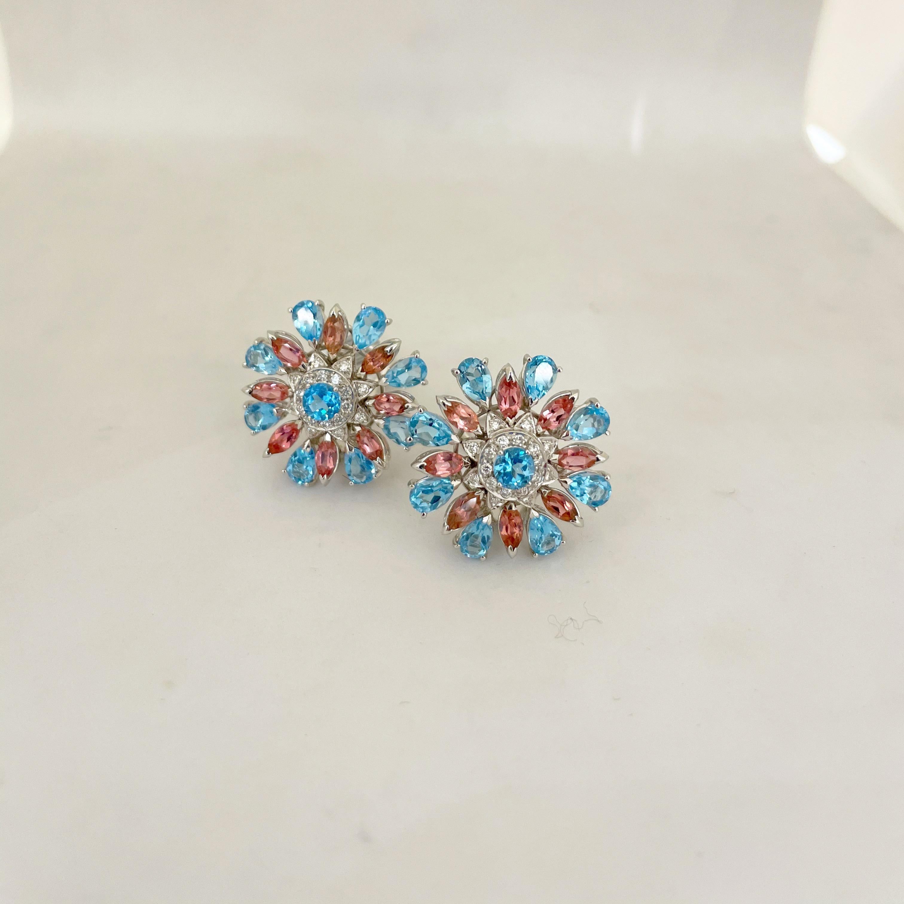 Orecchini a fiore in oro 18 carati con topazio blu, tormalina rosa e diamanti In condizioni Nuovo in vendita a New York, NY