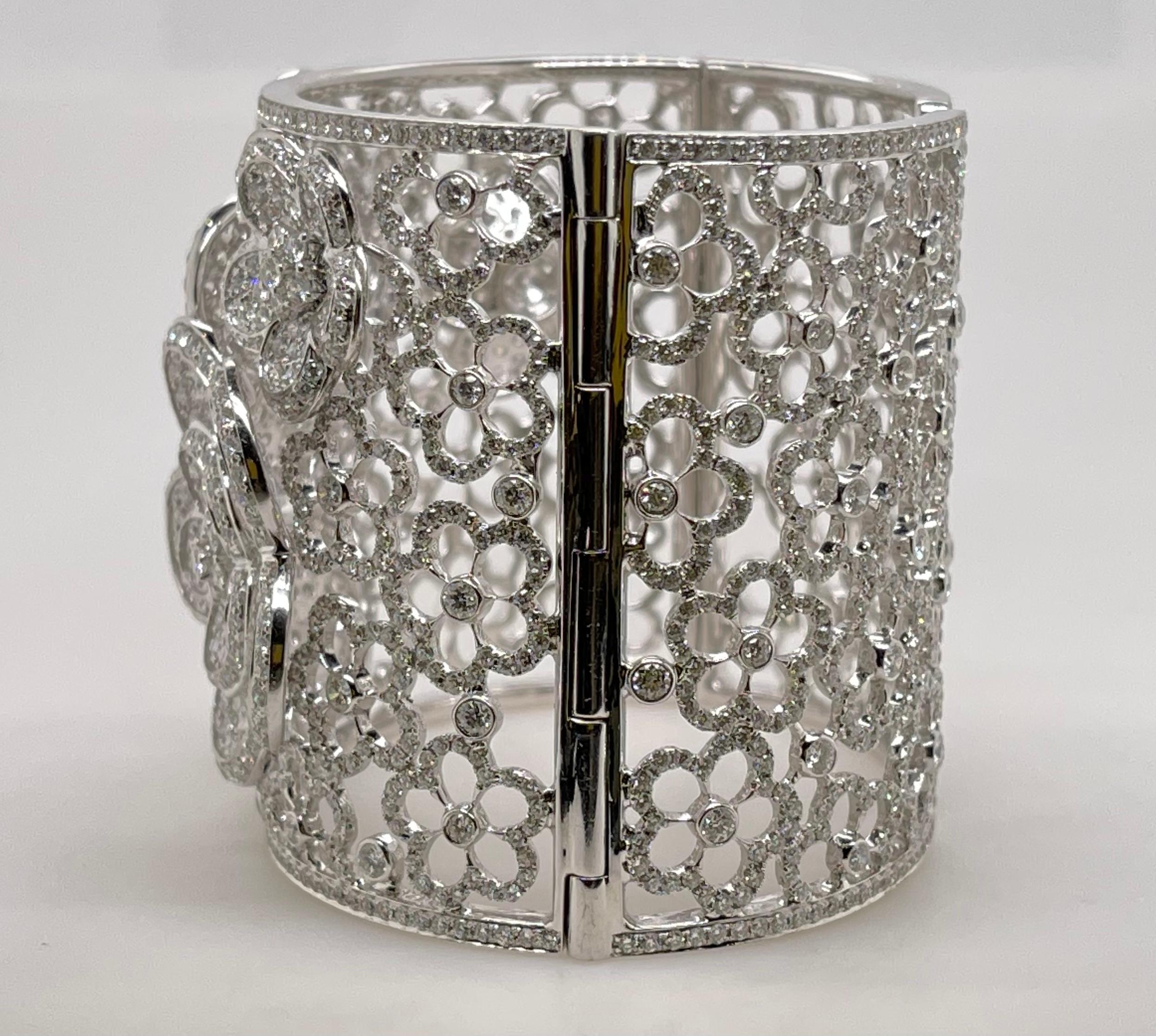 Bracelet manchette à pavé de diamants en forme de fleur 
or blanc 18kt
2038 diamants ronds taille brillant = 37.16ct 
VS-SI E-F-G 

