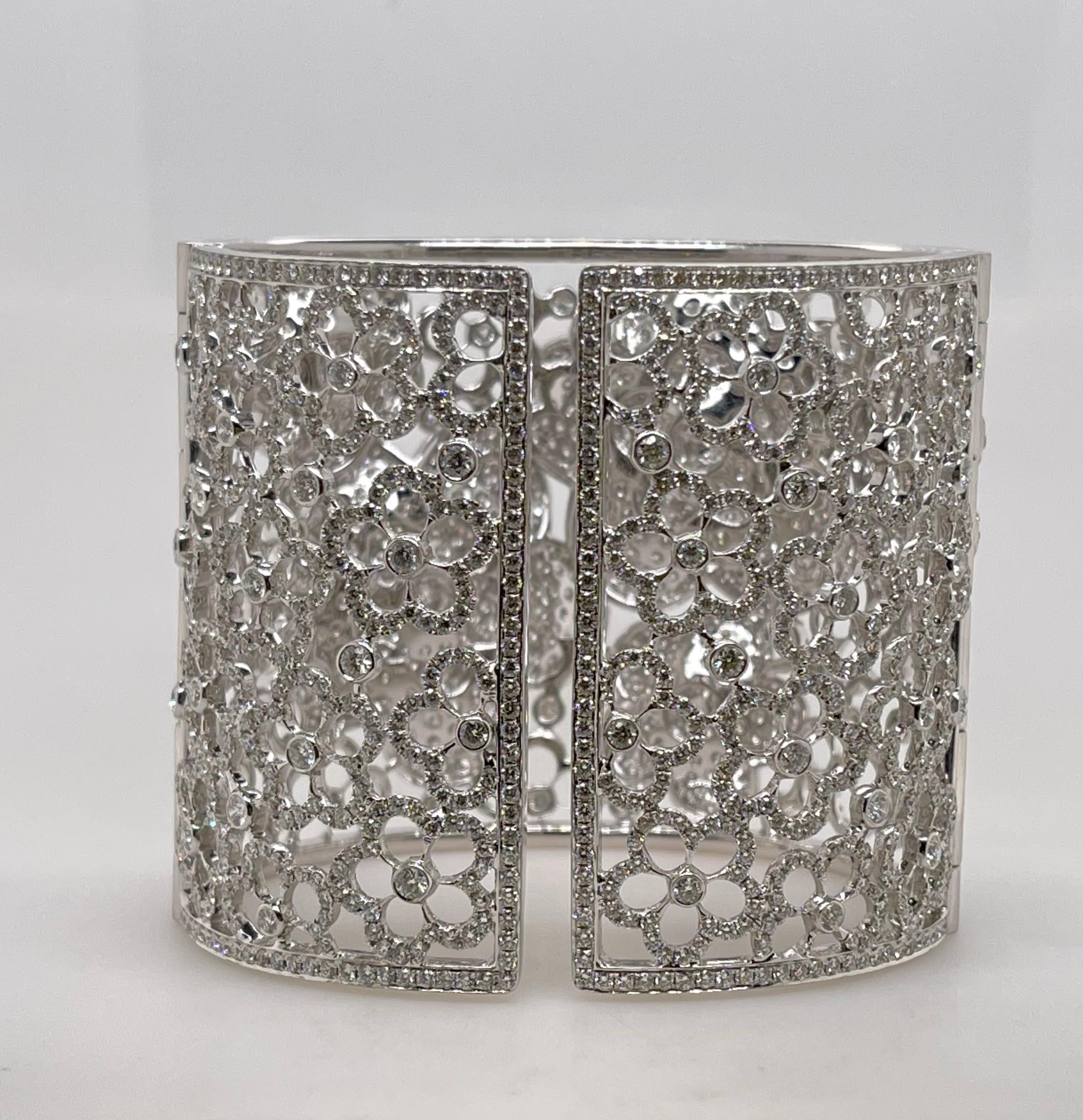 Taille ronde Bracelet manchette en or blanc 18 carats avec fleurs pavées de diamants en vente