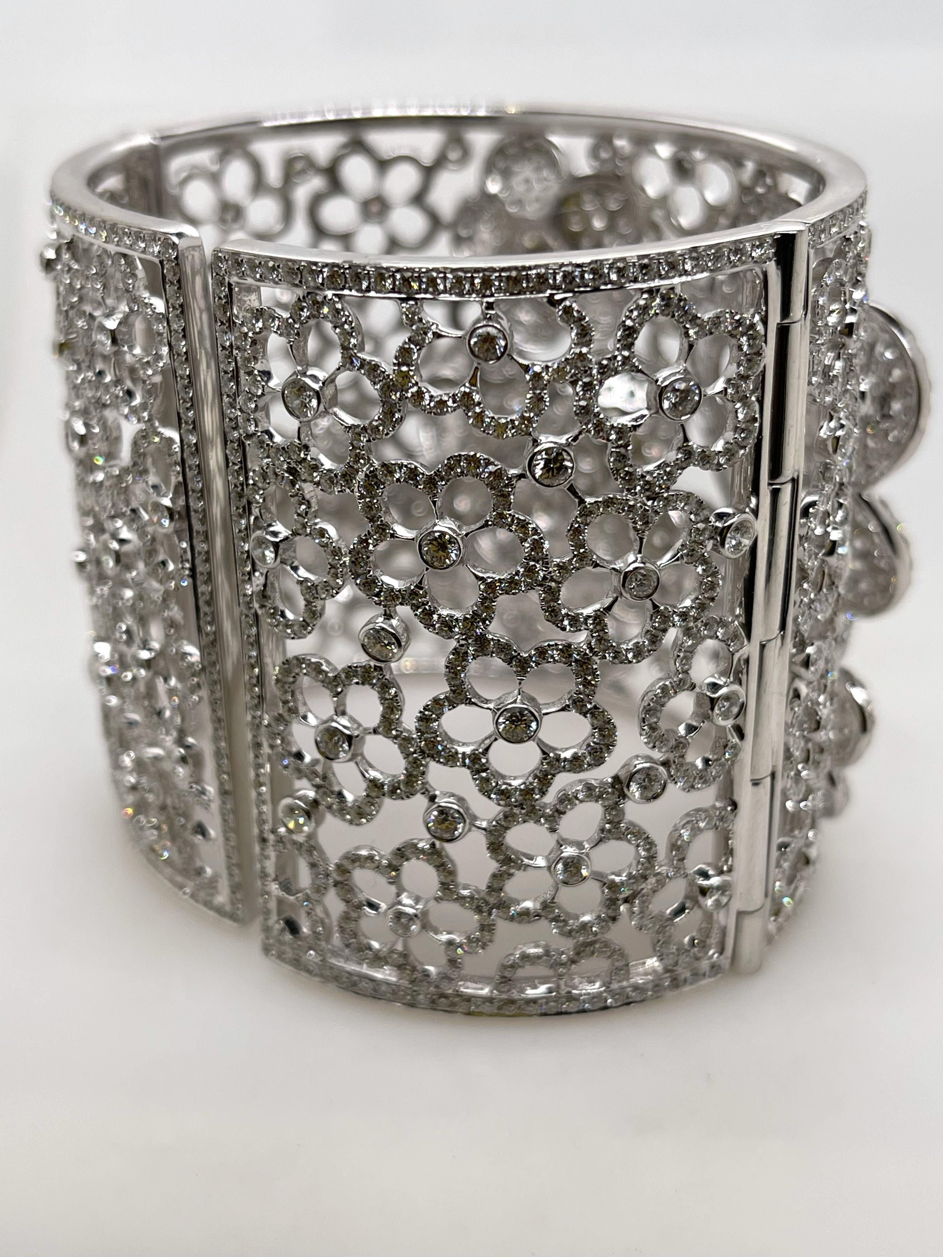 Round Cut 18kt White Gold Flower Pavé Diamond Cuff Bracelet For Sale