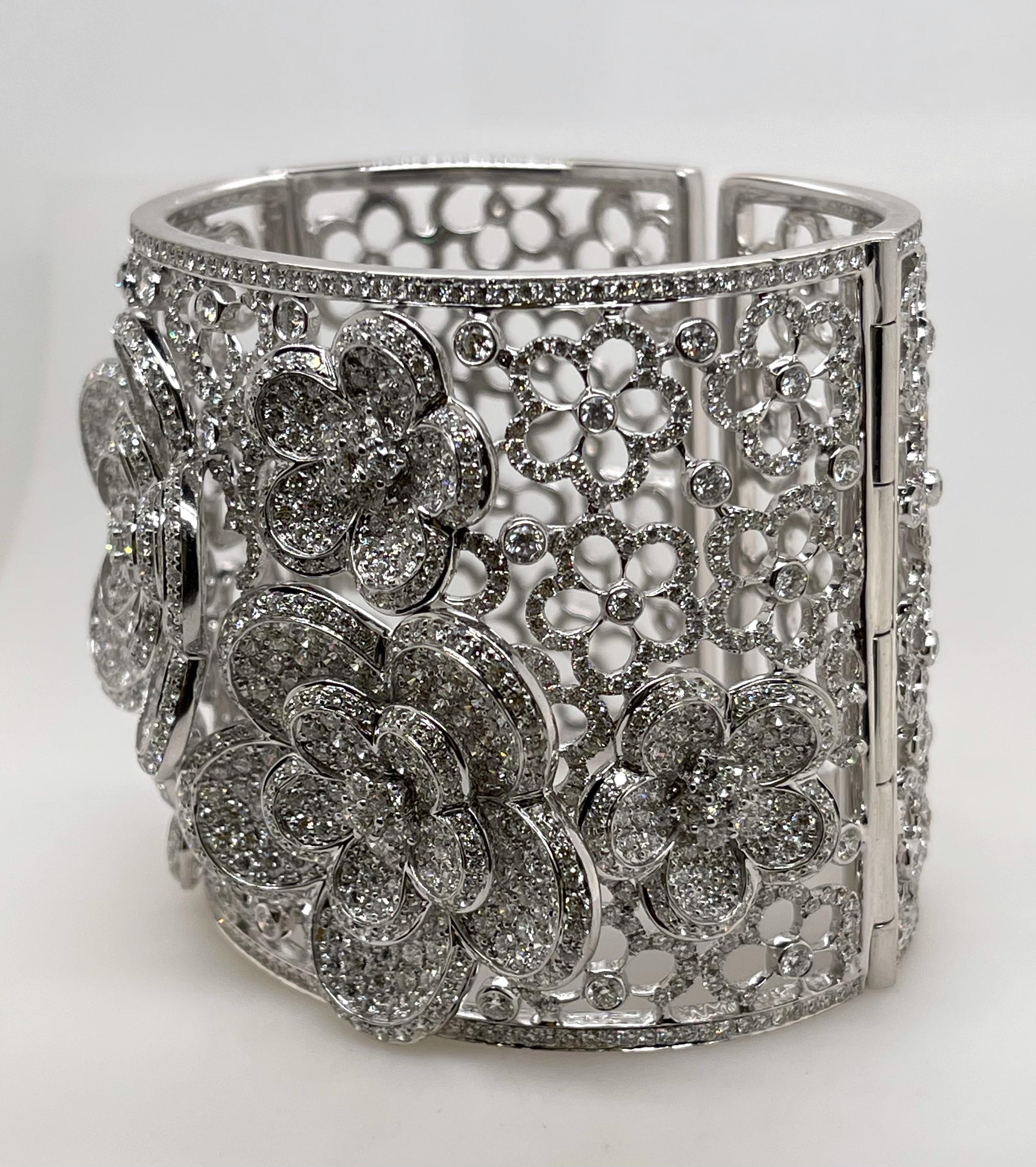 Bracelet manchette en or blanc 18 carats avec fleurs pavées de diamants en vente 1