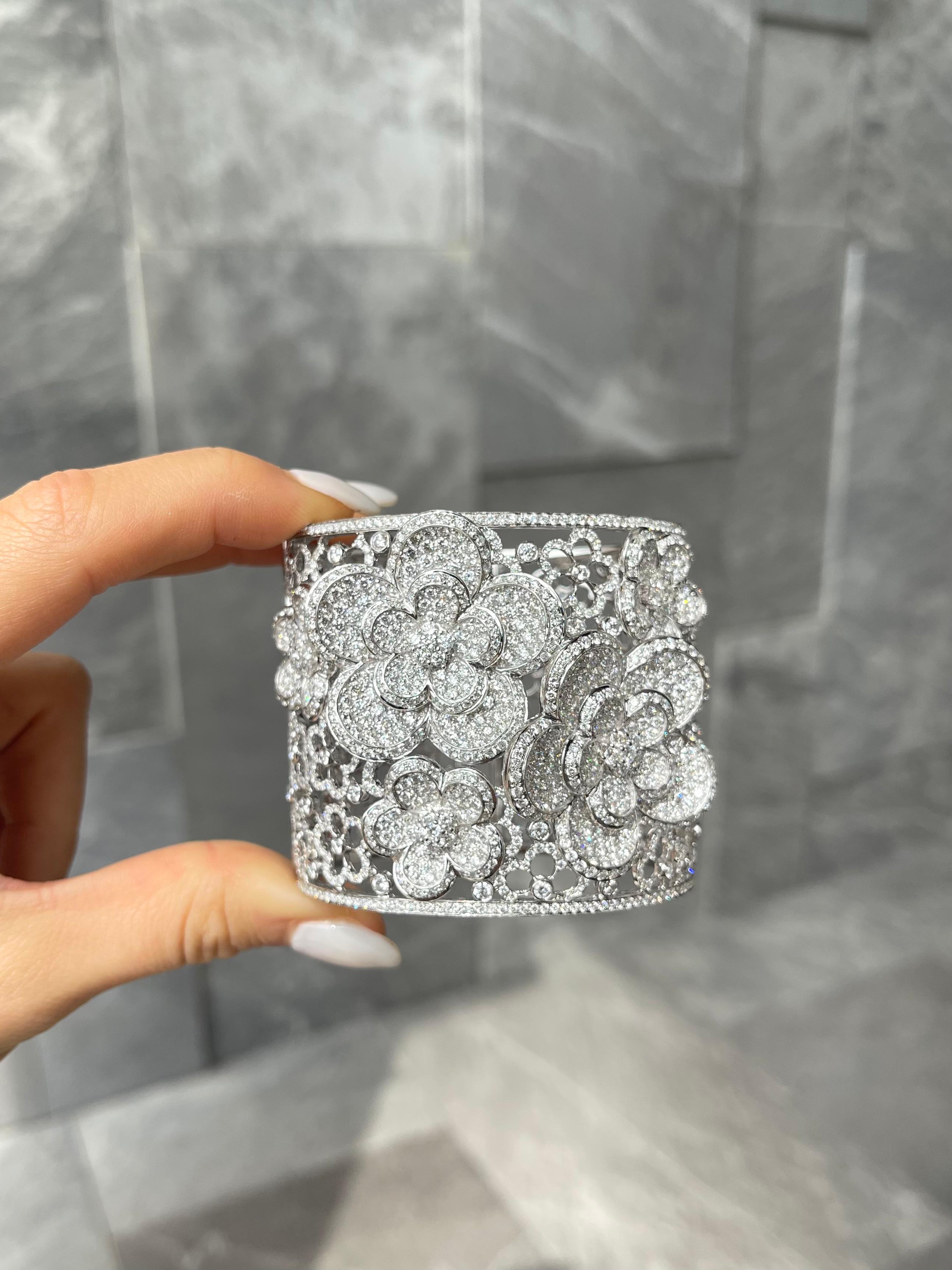 Bracelet manchette en or blanc 18 carats avec fleurs pavées de diamants en vente 3